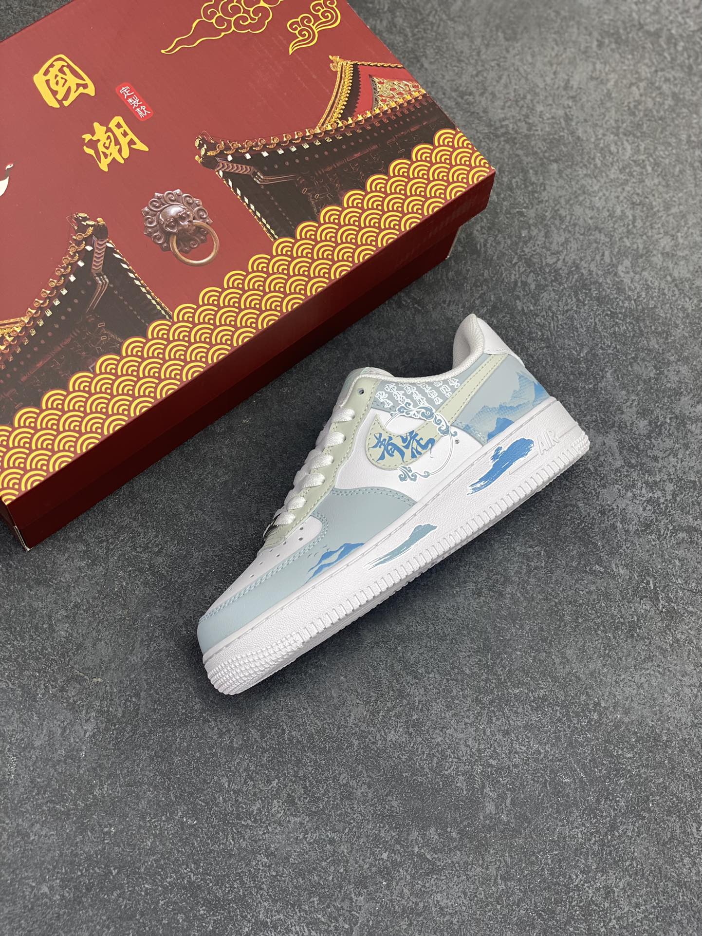 图片[7]-国风定制✨Nike Air Force 1 Low \”青花瓷”“Celadon” 初闻“青花瓷”之名，脑海中便会浮现出一幅烟雨朦胧的江南画卷。那细腻洁白的胎体，恰似江南水乡的薄雾，轻柔而纯净；幽然绽放的蓝色花纹，宛如水墨画中的笔触，肆意又洒脱。它诞生于土，却在烈火的淬炼下，脱胎换骨，成为了瓷器中的翘楚 货号：LJ2288-222 尺码： 36 36.5 37 38 38.5 39 40 40.5 41 42 42.5 43 44 44.5 45-选品中心