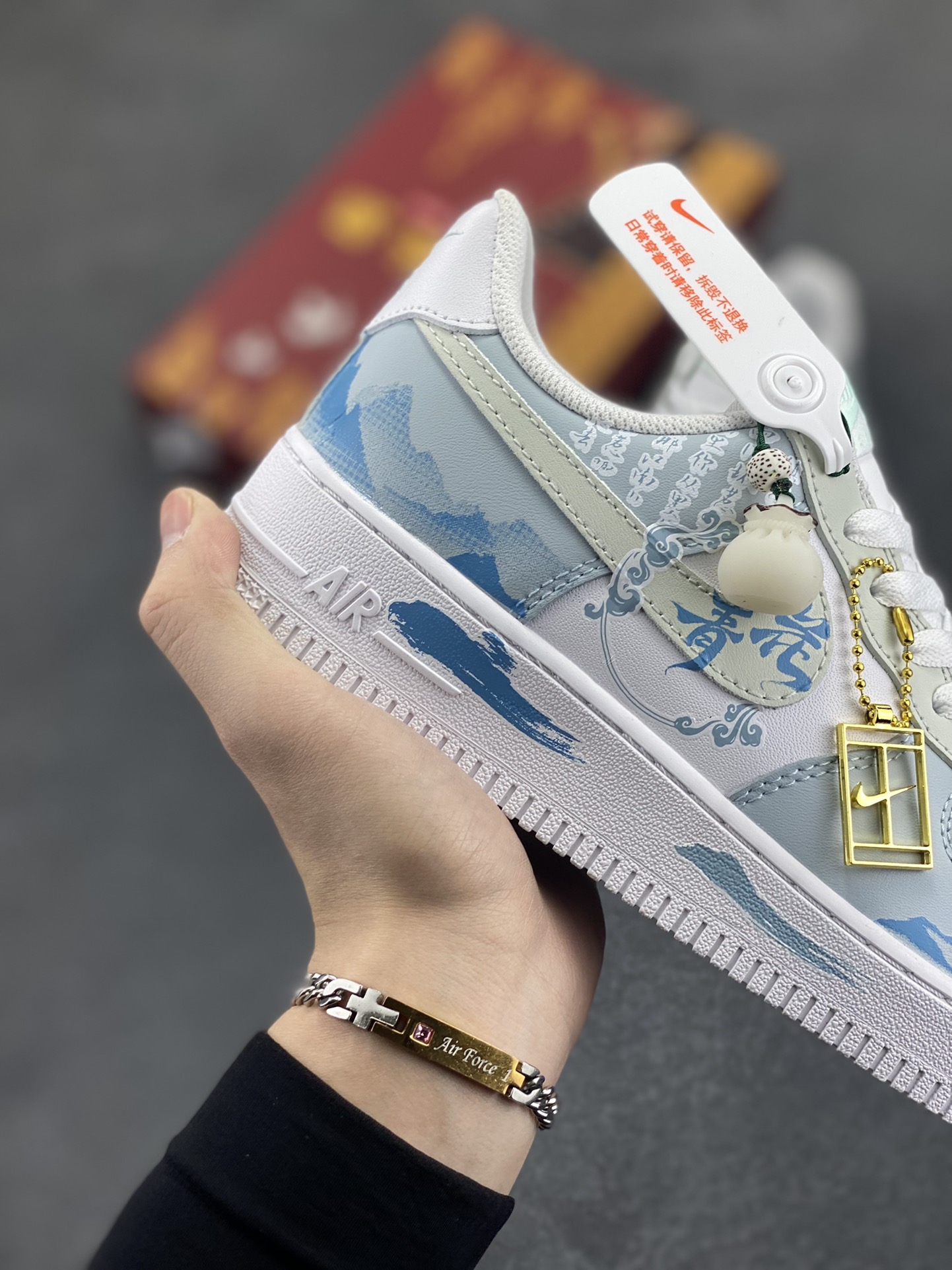 图片[6]-国风定制✨Nike Air Force 1 Low \”青花瓷”“Celadon” 初闻“青花瓷”之名，脑海中便会浮现出一幅烟雨朦胧的江南画卷。那细腻洁白的胎体，恰似江南水乡的薄雾，轻柔而纯净；幽然绽放的蓝色花纹，宛如水墨画中的笔触，肆意又洒脱。它诞生于土，却在烈火的淬炼下，脱胎换骨，成为了瓷器中的翘楚 货号：LJ2288-222 尺码： 36 36.5 37 38 38.5 39 40 40.5 41 42 42.5 43 44 44.5 45-选品中心