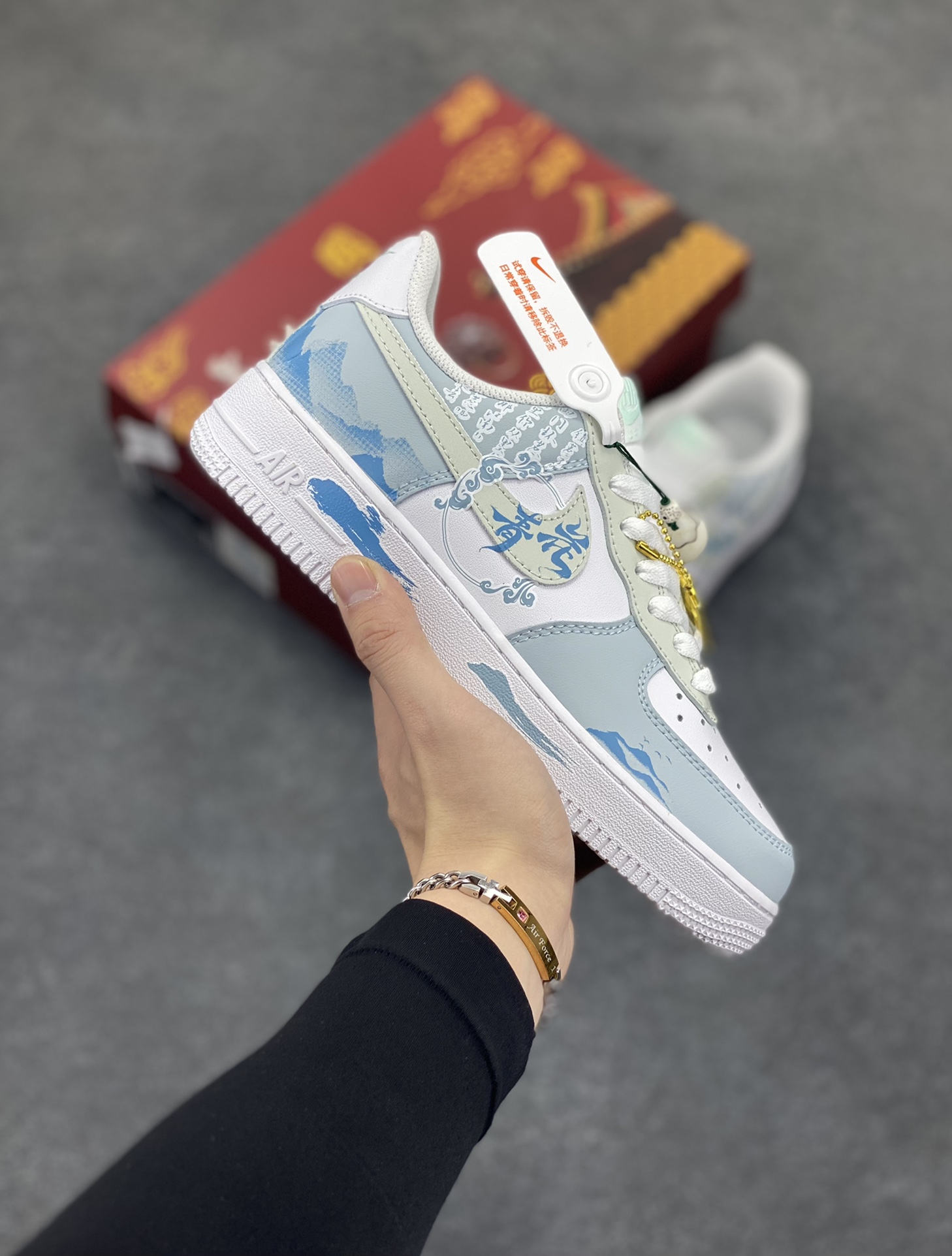 国风定制✨Nike Air Force 1 Low \”青花瓷”“Celadon” 初闻“青花瓷”之名，脑海中便会浮现出一幅烟雨朦胧的江南画卷。那细腻洁白的胎体，恰似江南水乡的薄雾，轻柔而纯净；幽然绽放的蓝色花纹，宛如水墨画中的笔触，肆意又洒脱。它诞生于土，却在烈火的淬炼下，脱胎换骨，成为了瓷器中的翘楚 货号：LJ2288-222 尺码： 36 36.5 37 38 38.5 39 40 40.5 41 42 42.5 43 44 44.5 45-选品中心