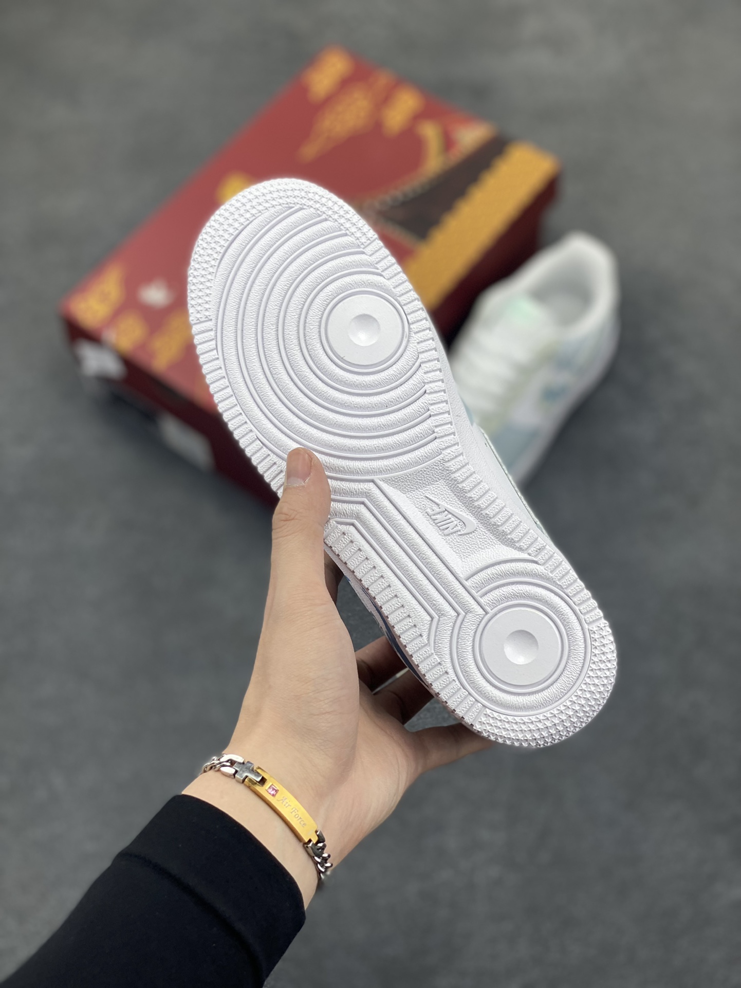 图片[5]-国风定制✨Nike Air Force 1 Low \”青花瓷”“Celadon” 初闻“青花瓷”之名，脑海中便会浮现出一幅烟雨朦胧的江南画卷。那细腻洁白的胎体，恰似江南水乡的薄雾，轻柔而纯净；幽然绽放的蓝色花纹，宛如水墨画中的笔触，肆意又洒脱。它诞生于土，却在烈火的淬炼下，脱胎换骨，成为了瓷器中的翘楚 货号：LJ2288-222 尺码： 36 36.5 37 38 38.5 39 40 40.5 41 42 42.5 43 44 44.5 45-选品中心
