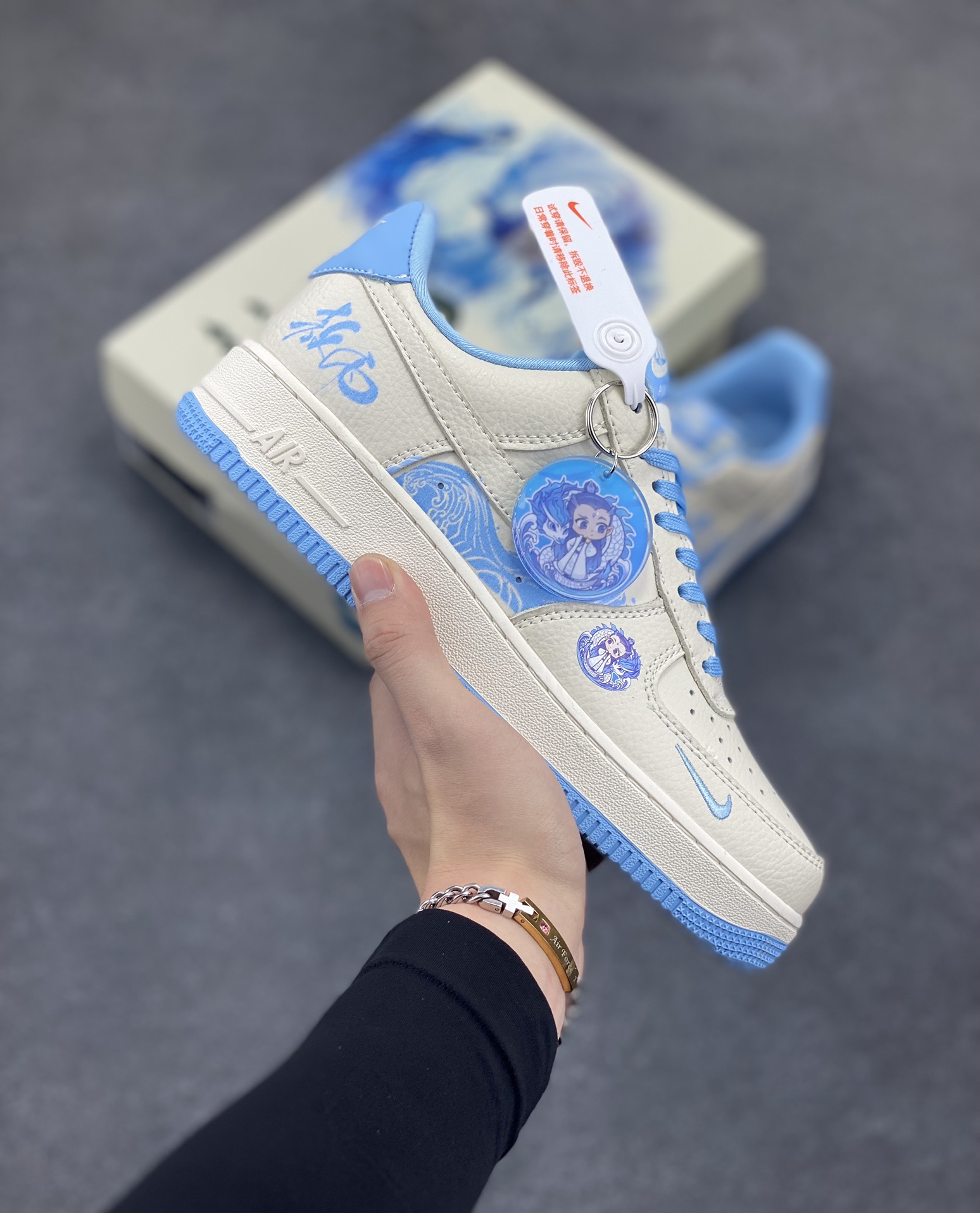 NIke Air Force 1 \’07 Low “哪吒联名——灵珠”空军一号 低帮 运动鞋 休闲鞋 折边针车 工艺难度大 原楦头原纸板 原装鞋盒 定制五金配件 内置全掌气垫 原厂鞋底 货号:KK1988-060 尺码:36 36.5 37.5 38 38.5 39 40 40.5 41 42 42.5 43 44 44.5 45-选品中心