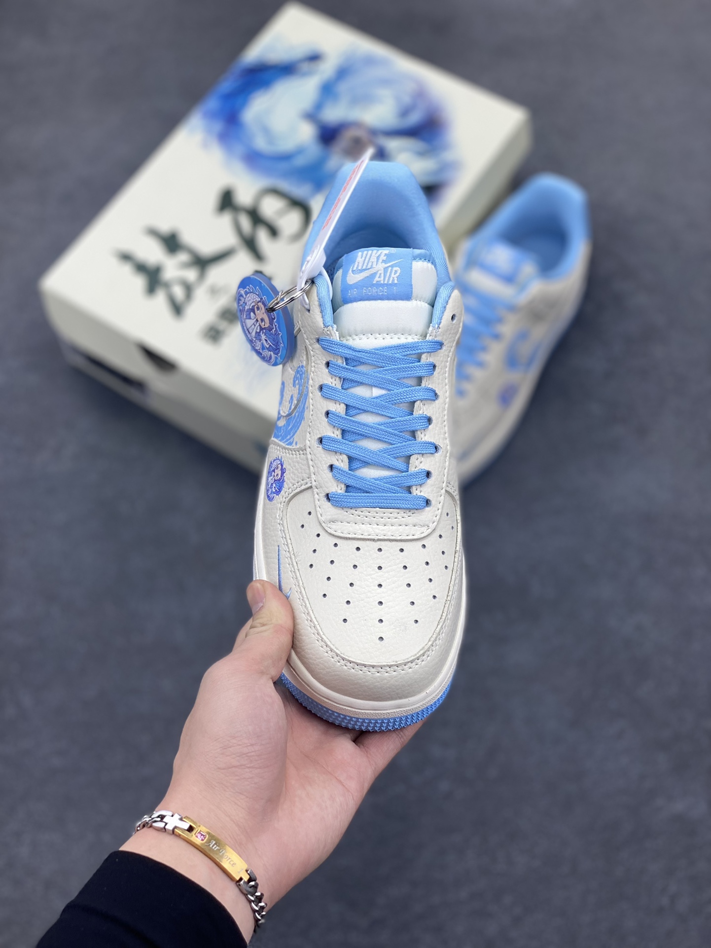图片[2]-NIke Air Force 1 \’07 Low “哪吒联名——灵珠”空军一号 低帮 运动鞋 休闲鞋 折边针车 工艺难度大 原楦头原纸板 原装鞋盒 定制五金配件 内置全掌气垫 原厂鞋底 货号：KK1988-060 尺码：36 36.5 37.5 38 38.5 39 40 40.5 41 42 42.5 43 44 44.5 45-选品中心