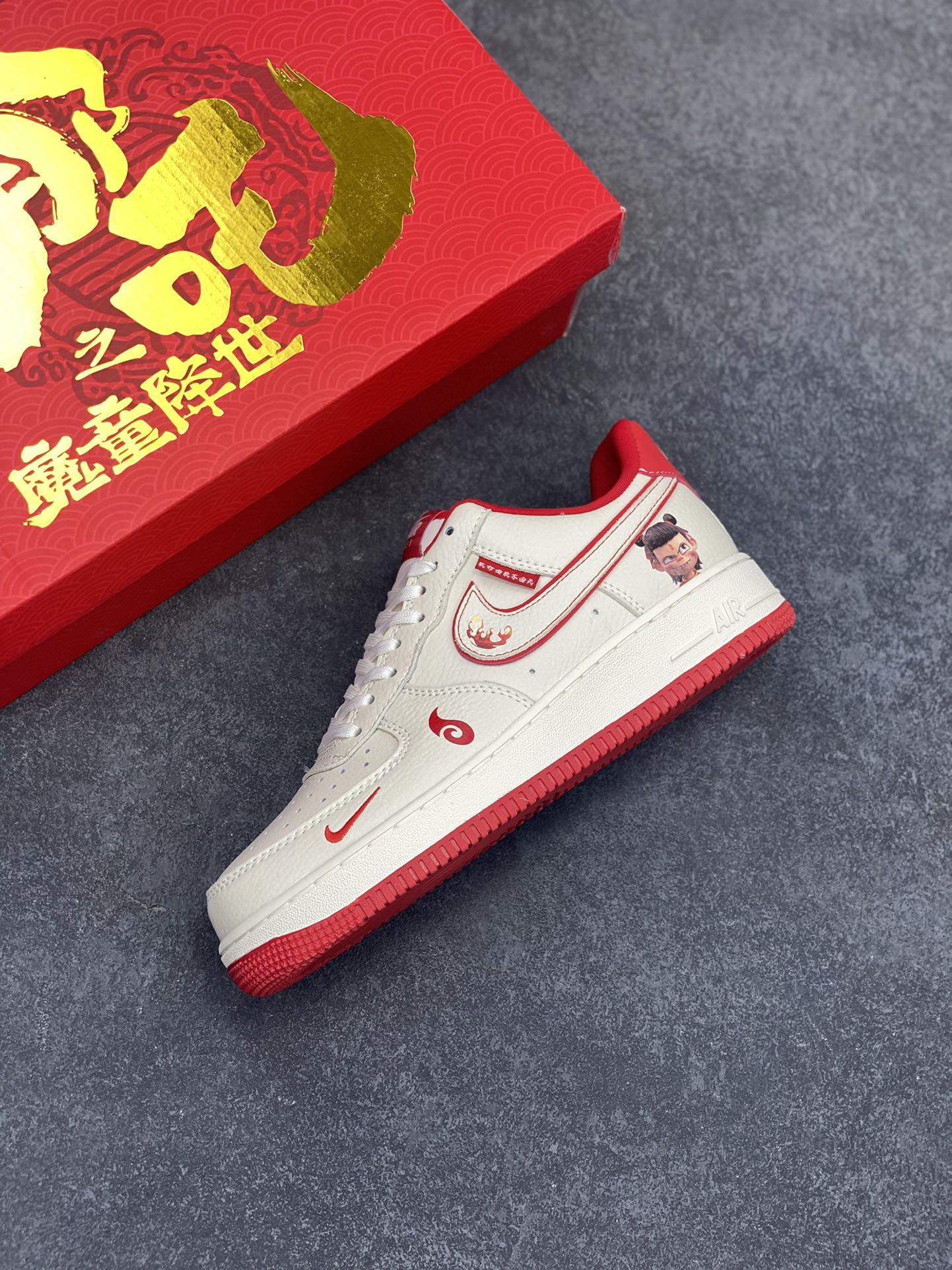 图片[7]-NIke Air Force 1 \’07 Low “哪吒联名——魔丸”空军一号 低帮 运动鞋 休闲鞋 折边针车 工艺难度大 原楦头原纸板 原装鞋盒 定制五金配件 内置全掌气垫 原厂鞋底 货号：KK1988-059 尺码：36 36.5 37.5 38 38.5 39 40 40.5 41 42 42.5 43 44 44.5 45-选品中心