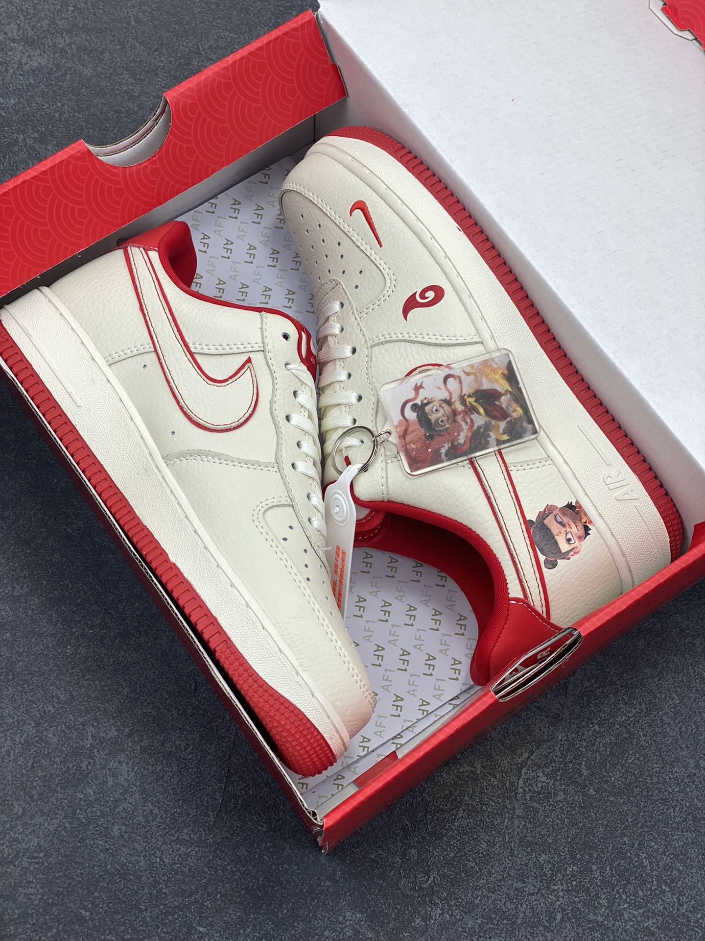 图片[9]-NIke Air Force 1 \’07 Low “哪吒联名——魔丸”空军一号 低帮 运动鞋 休闲鞋 折边针车 工艺难度大 原楦头原纸板 原装鞋盒 定制五金配件 内置全掌气垫 原厂鞋底 货号：KK1988-059 尺码：36 36.5 37.5 38 38.5 39 40 40.5 41 42 42.5 43 44 44.5 45-选品中心