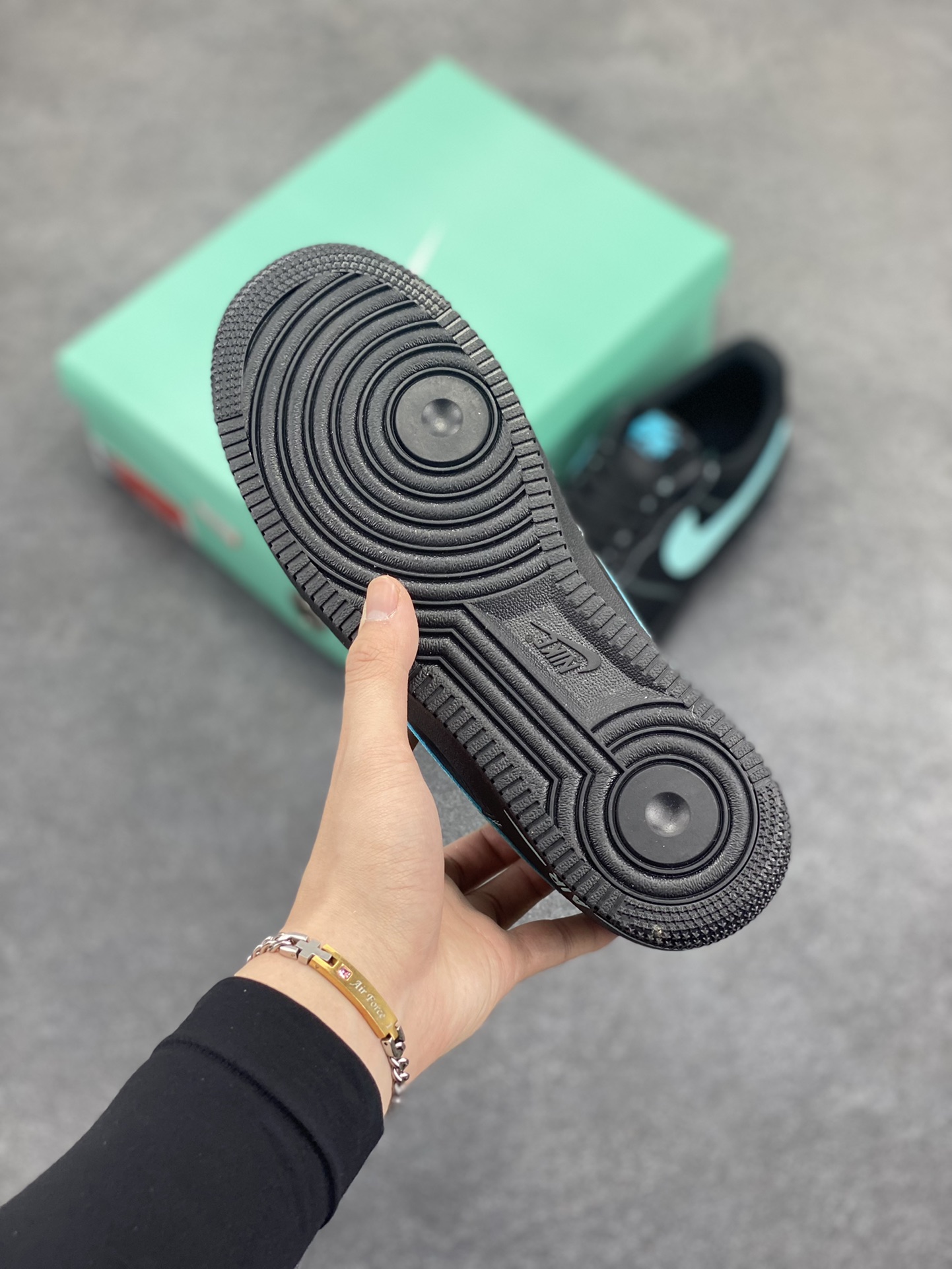 图片[5]-Nike Air Force 1 Premium 蒂夫尼 配色 空军一号中帮休闲板鞋 定制皮料 原楦头原纸板 纯正版型 内置全掌气垫 货号：HQ2037-002 尺码：36 36.5 37.5 38 38.5 39 40 40.5 41 42 42.5 43 44 44.5 45-选品中心