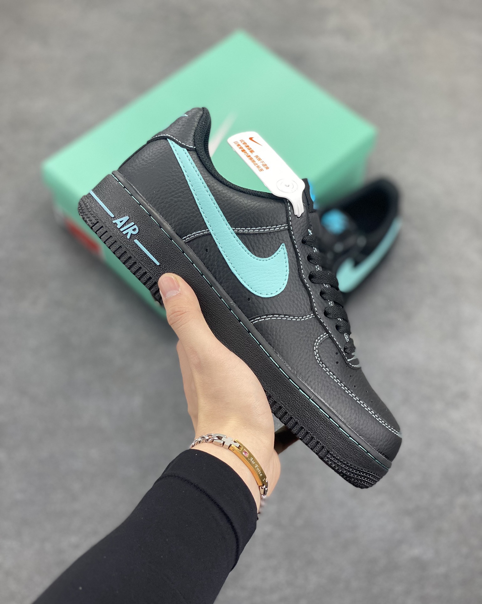 Nike Air Force 1 Premium 蒂夫尼 配色 空军一号中帮休闲板鞋 定制皮料 原楦头原纸板 纯正版型 内置全掌气垫 货号:HQ2037-002 尺码:36 36.5 37.5 38 38.5 39 40 40.5 41 42 42.5 43 44 44.5 45-选品中心