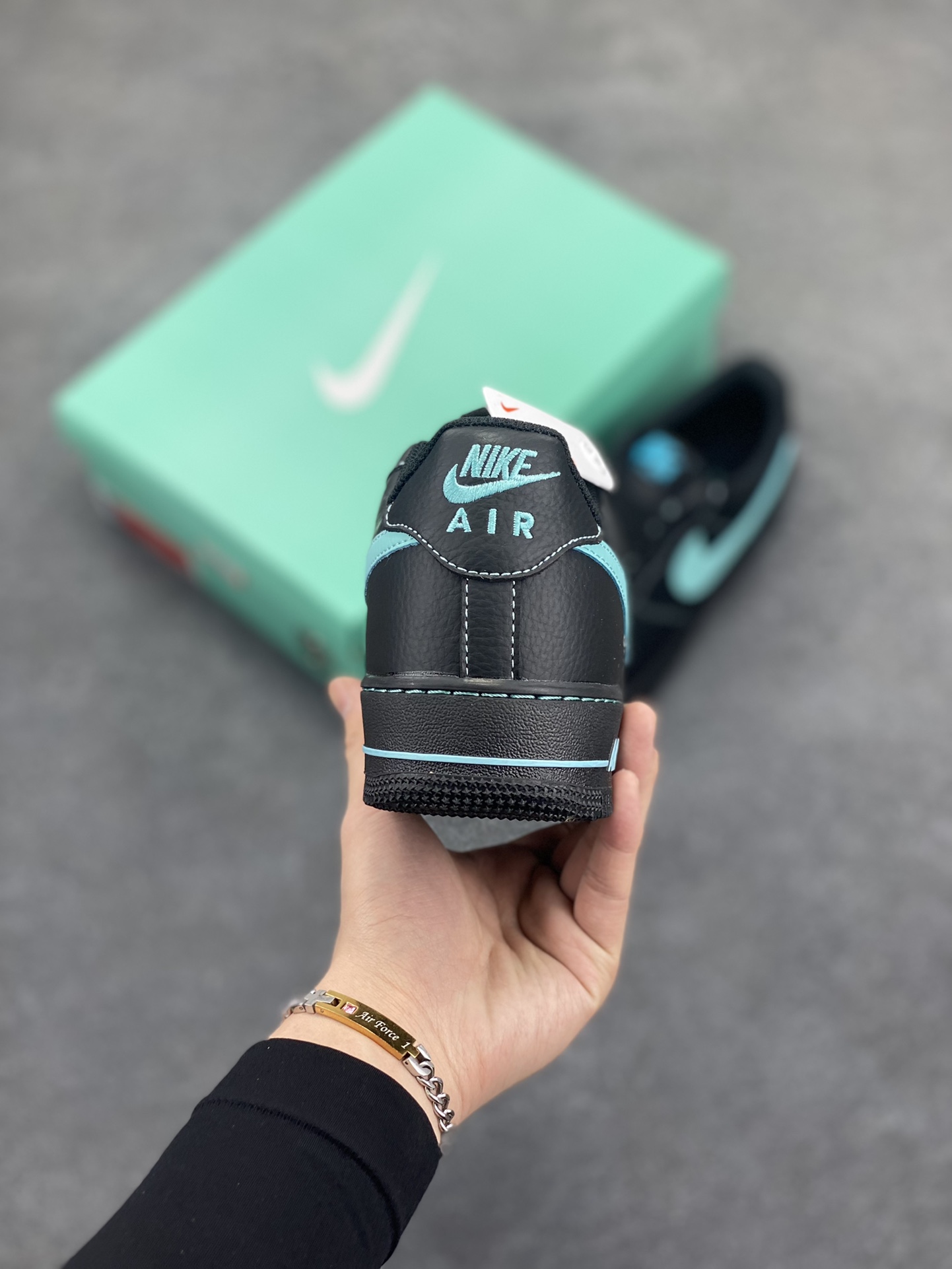 图片[4]-Nike Air Force 1 Premium 蒂夫尼 配色 空军一号中帮休闲板鞋 定制皮料 原楦头原纸板 纯正版型 内置全掌气垫 货号：HQ2037-002 尺码：36 36.5 37.5 38 38.5 39 40 40.5 41 42 42.5 43 44 44.5 45-选品中心