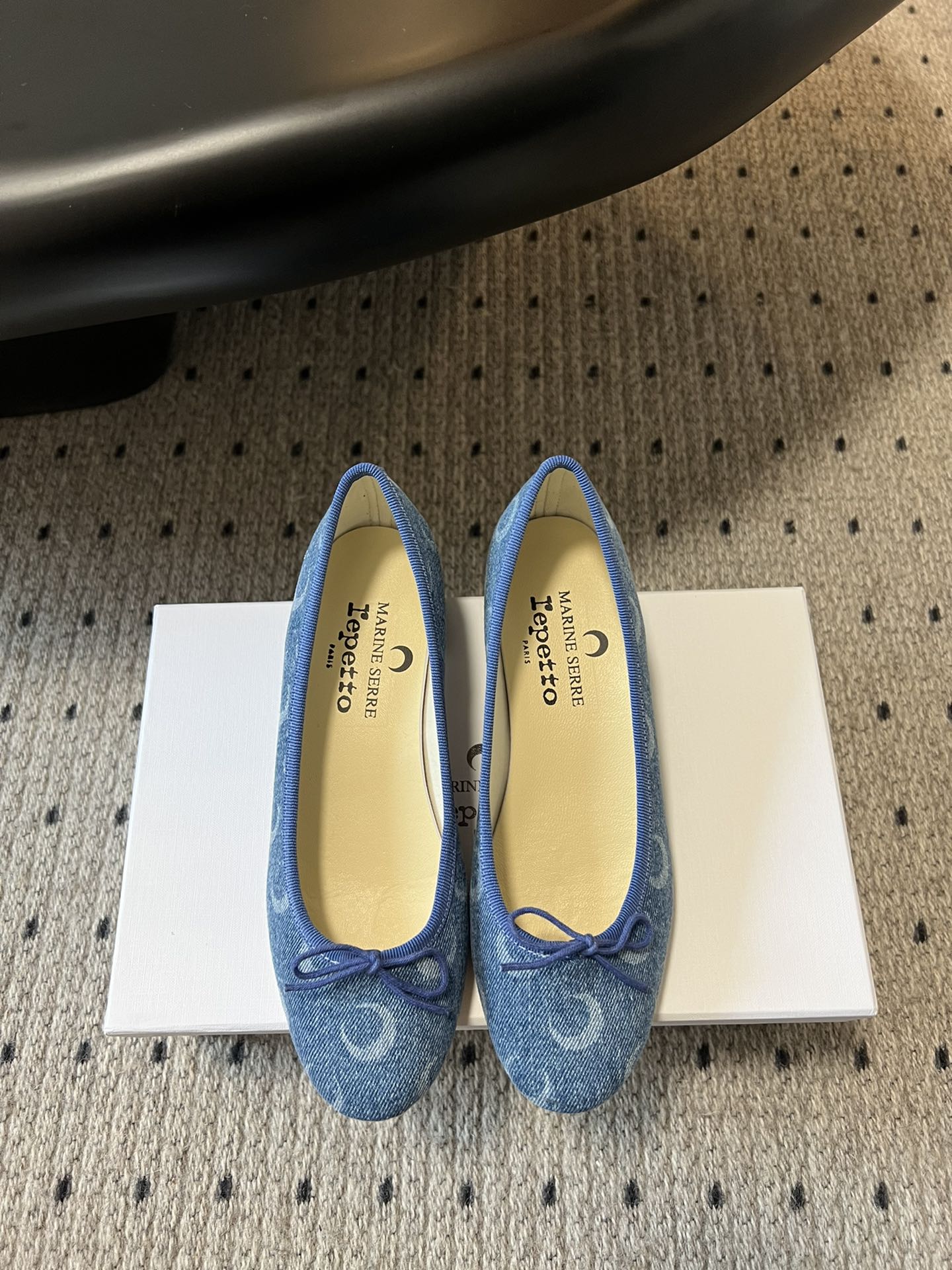 NO:238884,Repett*&MarineSer* 25ss top purchasing version, new spring and summer style, moon ballet shoes, moon ballet shoes are sold out immediately!  It's so popular!  French designer brands and French ballet haute couture brands join hands to launch a new collaboration series!  The two brands are based on the classic repett shoe shapes Lilouh and Camille. The upper and linings are integrated with the iconic MarineSerr* crescent pattern, and use denim, red, black, silver and other colors to show the charm of pioneering and elegance!  Liouh and Camille's two classic Repett shoes are newly interpreted in this collaboration, using marineserr's unique and iconic 