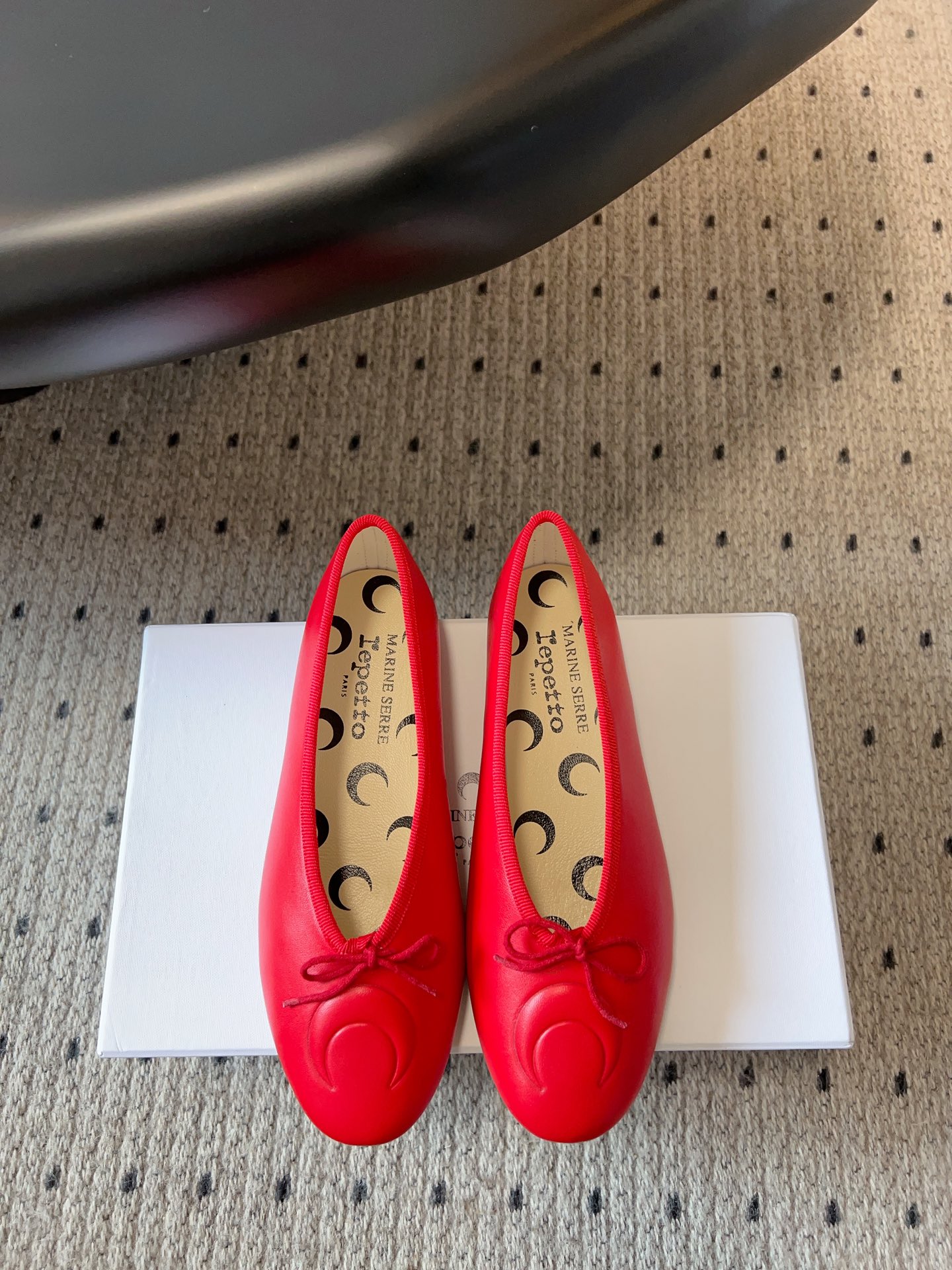 NO:234989,Flat Sole Repett*&MarineSer* 25ss Top Purchase Version Spring and Summer New Moon Ballet Shoes Moon Ballet Shoes are available for sale and sold out immediately!  It's so popular!  French designer brands and French ballet haute couture brands join hands to launch a new collaboration series!  The two brands are based on the classic repett shoe shapes Lilouh and Camille. The upper and linings are integrated with the iconic MarineSerr* crescent pattern, and use denim, red, black, silver and other colors to show the charm of pioneering and elegance!  Liouh and Camille's two classic Repett shoes are newly interpreted in this collaboration, using marineserr's unique and iconic 