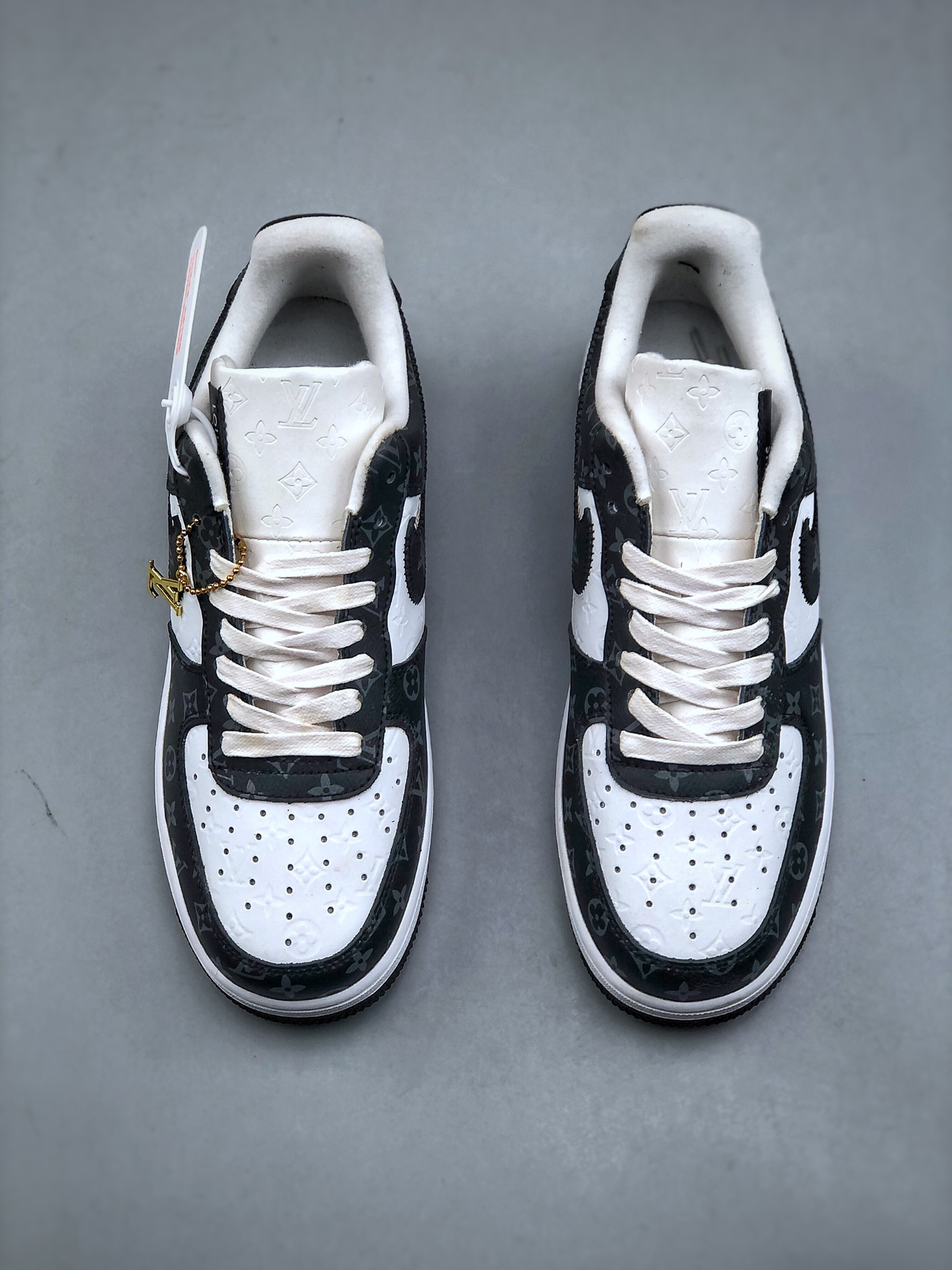 💰真标190💰公司级260💰纯原360AD Originals Superstar 贝壳头 白黑采用全新头层拼接皮革材质 后跟采用特色3D立体印字 渠道正品订单 诠释市场最高工艺水平全鞋进口头层皮料打造。区别市面普通真标版本,进出专柜无压力 货号:JH5469 尺码:35-45(半)Lv x Nike Air Force 1 Low 路易斯威登驴牌LV联名 空军一号低帮运动休闲板鞋 原楦头原纸板 打造纯正空军版型#专注外贸渠道 全掌内置蜂窝气垫 #原盒配件 中底钢印、拉帮完美 货号:1A9V80 尺码:36-45(半)