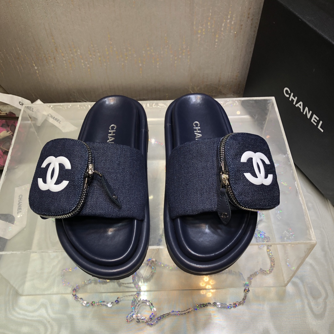 NO:241857,Chane*25c spring and summer new bags, magic button slippers. Small fragrance logo embellishments, simple and atmospheric!  Thick bottom foot height increases, showing the effect of long legs!  Upper denim lining/foot pad sheepskin outsole original outsole shoe size 35-41 [40.41 custom made] Sole height 4cm forefoot 3cm [with midsole measurement], slippers, chanel, slippers, sheepskin19860909出Chane*25c春夏新品包包魔术扣拖鞋.小香Logo点缀 简约大气 ！厚底上脚增高 立显大长腿效果！ 鞋面牛仔布 内里/垫脚羊皮 大底原版大底 鞋码35-41〔40.41定做〕 底高4cm前掌3cm〔含中底测量〕,拖鞋,chanel,slippers,sheepskin,Women's Shoes