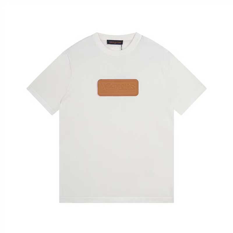 P150
1V2025SS早春新款VVN 贴饰棉质短袖圆领T恤。
本款短袖圆领衫取材柔软棉质针织,为正面VVN 皮革贴饰压印 1V Vers标识,娓娓道出品牌皮具系列的悠久传承。后部小号1V皮革贴饰完善细节。
尺码XS-L