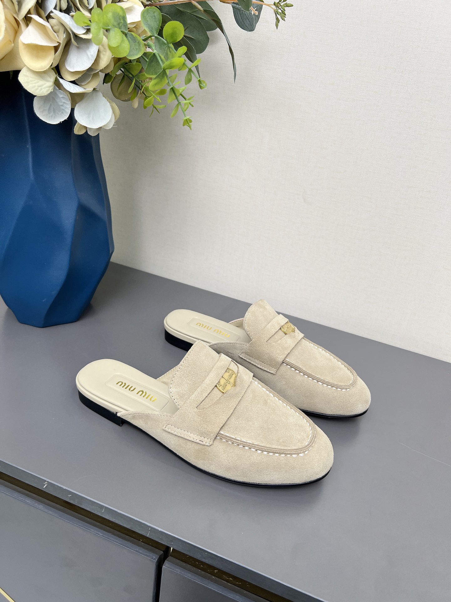 NO:227562,The Miao family’s 25 spring and summer show style coin half-to-loafer shoes are so beautiful!  No matter how you wear the invincible combination, it looks super good. The coin design is very retro and fashionable!  The upper is made of original imported cowhide inner foot pad silk sheepskin original molded rubber outsole size 35-40 (41 custom made without return or replacement), semi-torque, loaders, cowhide, sheepskin19860909缪家25春夏走秀款钱币半托乐福鞋缪缪这一款也太美了吧！无敌搭配怎么穿都超级好看 钱币的设计很复古很时尚！ 鞋面采用原版进口牛皮内里垫脚丝绸羊皮原版开模橡胶大底码数35-40（41定做不退不换）,半拖,loafers,cowhide,sheepskin,Women's Shoes