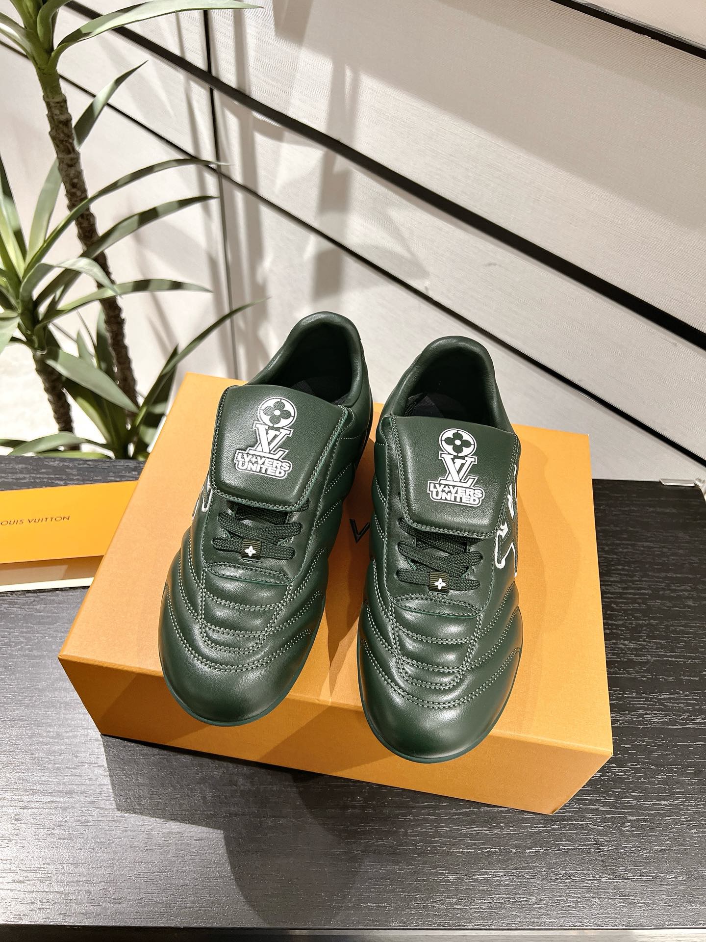 NO:402278,LV Louis Vuitton's latest Footprint series couple football sneakers original purchase and development Made this Footprint Soccer sneakers were unveiled at the 2025 Spring and Summer Fashion Show. It is the first sneaker designed by Pharrell Williams for football. The shoes are inspired by football sports that spans generations and culture, echoing the theme of unity and participation of the 2025 Spring and Summer Fashion Show. The shoes are known for their smooth design, with dynamic IV Initials logo on the sides, and the tongue is embellished with Lvers United badges inspired by the football team, and the sole of the footprint rubber sole is decorated with a variety of Louis Vuitton logos. The delivery counter is exquisitely packaged. Fabric: original imported cowhide, original custom soft sheepskin lining, sole original open mold, two-color TPU combination bottom Sole thickness 3.5CM Size: Women's 35-41 / Men's 39-45, casual shoes/sports shoes, louis vuitton, louis vuitton, versace, sneakers, cowhide, sheepskin19860909LV路易威登最新Footprint系列 情侣款足球运动鞋 原版购入开发 做货 这款 Footprint Soccer 运动鞋于2025春夏系列时装展中亮相,是Pharrell Williams 首次以足球鞋为灵感设计的运动鞋.鞋款的灵感来自跨越世代和文化的足球运动,呼应2025春夏系列时装展团结一致、全民参与的主题.鞋款以流丽的设计著称,侧面以富动感的IV Initials标志点缀,鞋舌缀有灵感来自足球队伍的Lvers United徽章,而脚掌纹橡胶鞋底饰有多款路易威登标志 配送专柜精美包装 面料:原版进口头层牛皮 内里原版定制柔软羊皮里 鞋底原版开模双色TPU组合底 底厚3.5CM Size:女款35-41 / 男款39-45,休闲鞋/运动鞋,louis vuitton,louis vuitton,versace,sneakers,cowhide,sheepskin,Women's Shoes