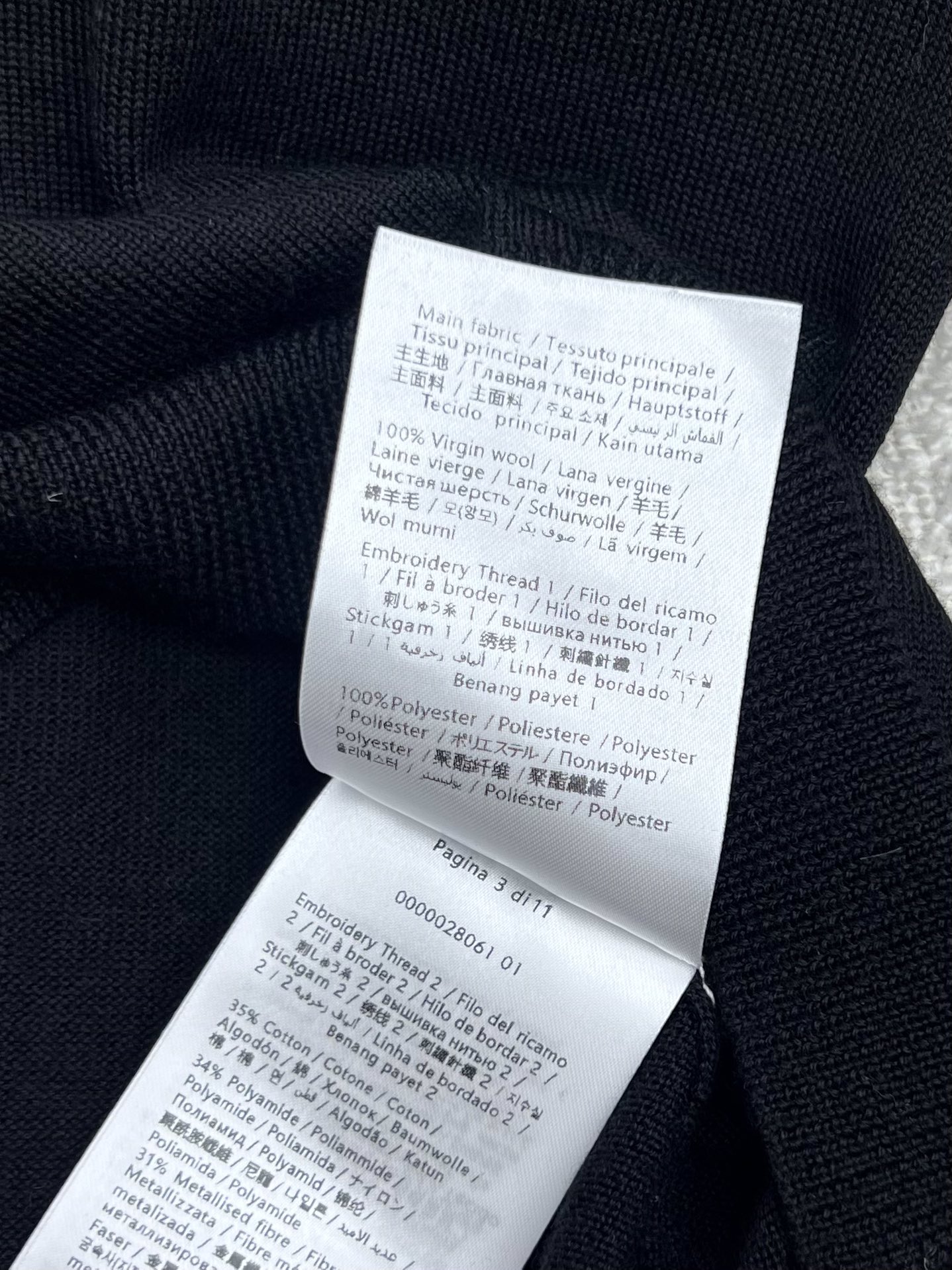 𝗩𝗔𝗟𝗘𝗡𝗧𝗜𝗡* 刺绣羊毛针织衫
选用亲肤舒适的羊毛材质面料
领口处饰以重工刺绣和纺宝石元素
单穿内搭