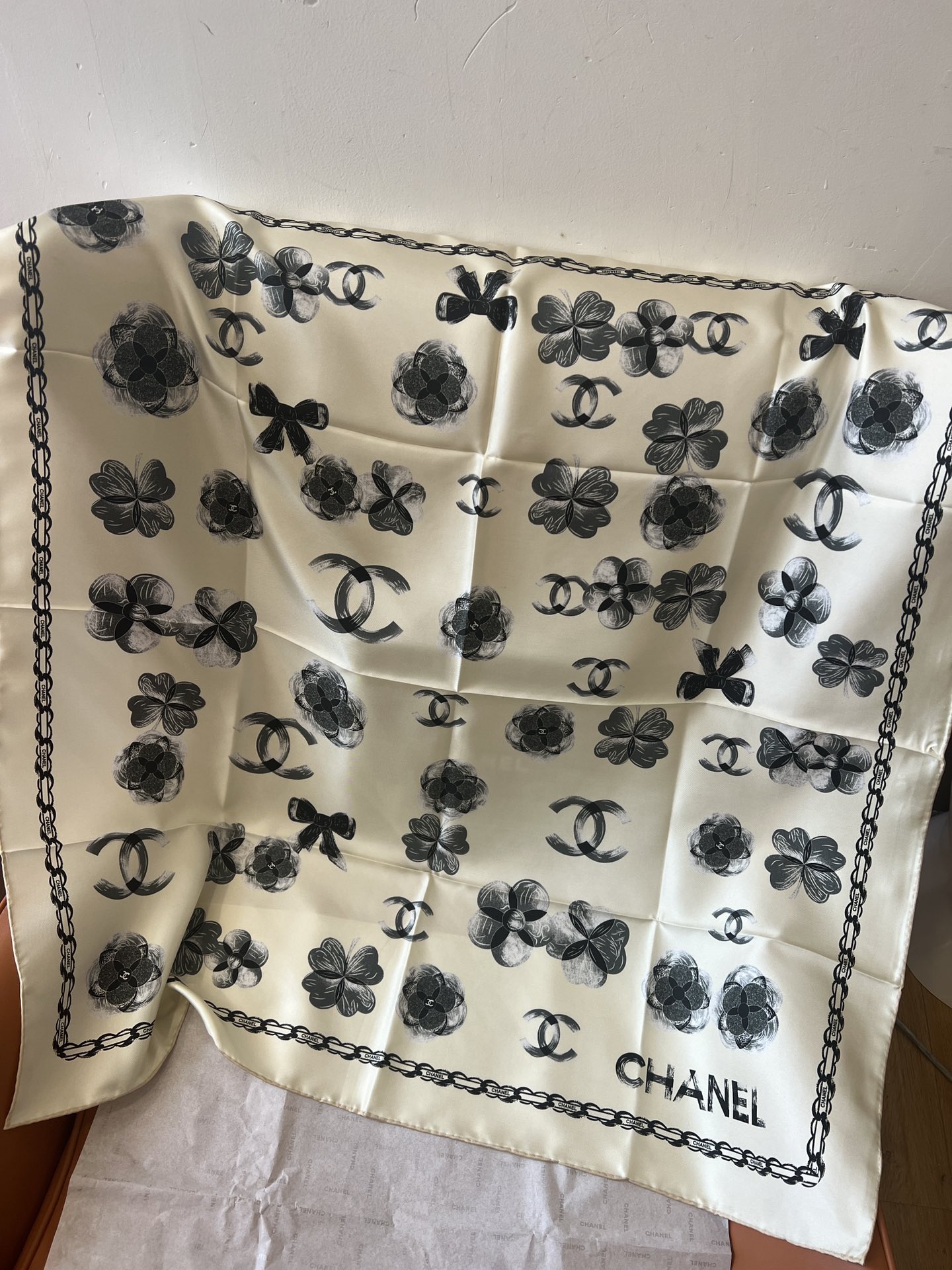 (不含包装)
𝑪𝒉𝒂𝒏𝒆𝒍 • 25ꫛꫀꪝ《山茶花胸针方巾》米色
Size：90x90cm 100%真丝