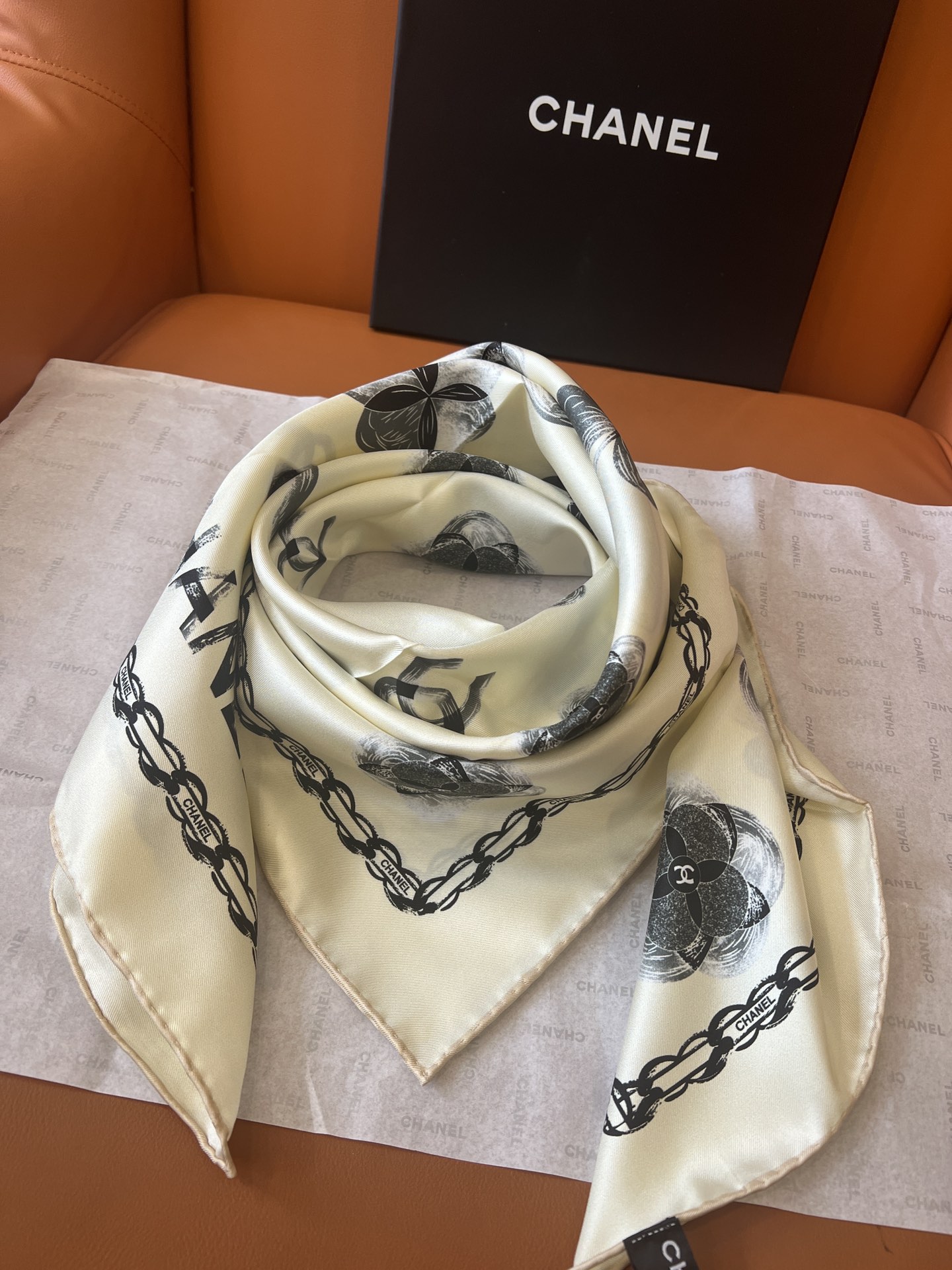 (不含包装)
𝑪𝒉𝒂𝒏𝒆𝒍 • 25ꫛꫀꪝ《山茶花胸针方巾》米色
Size：90x90cm 100%真丝