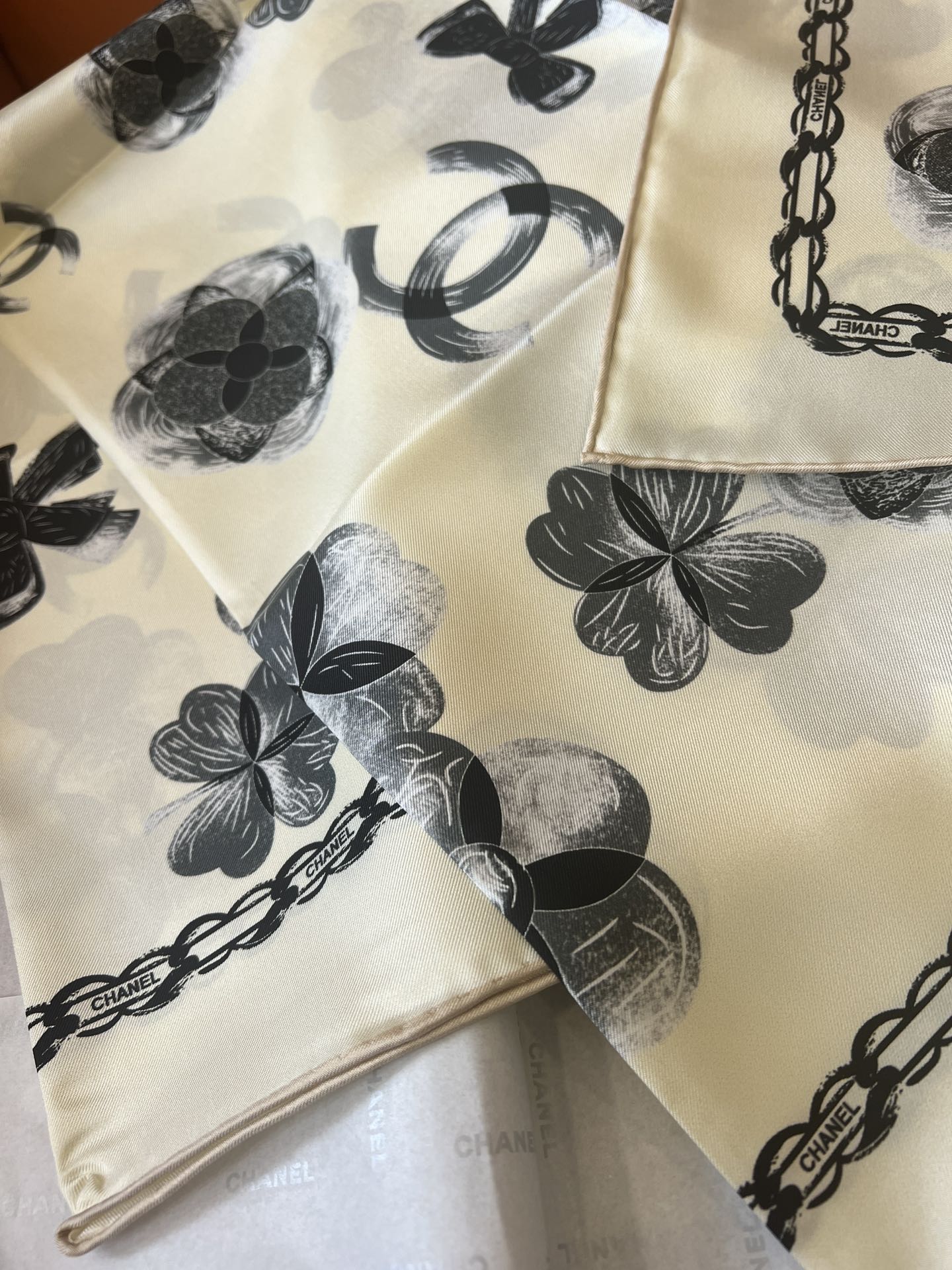 (不含包装)
𝑪𝒉𝒂𝒏𝒆𝒍 • 25ꫛꫀꪝ《山茶花胸针方巾》米色
Size：90x90cm 100%真丝
