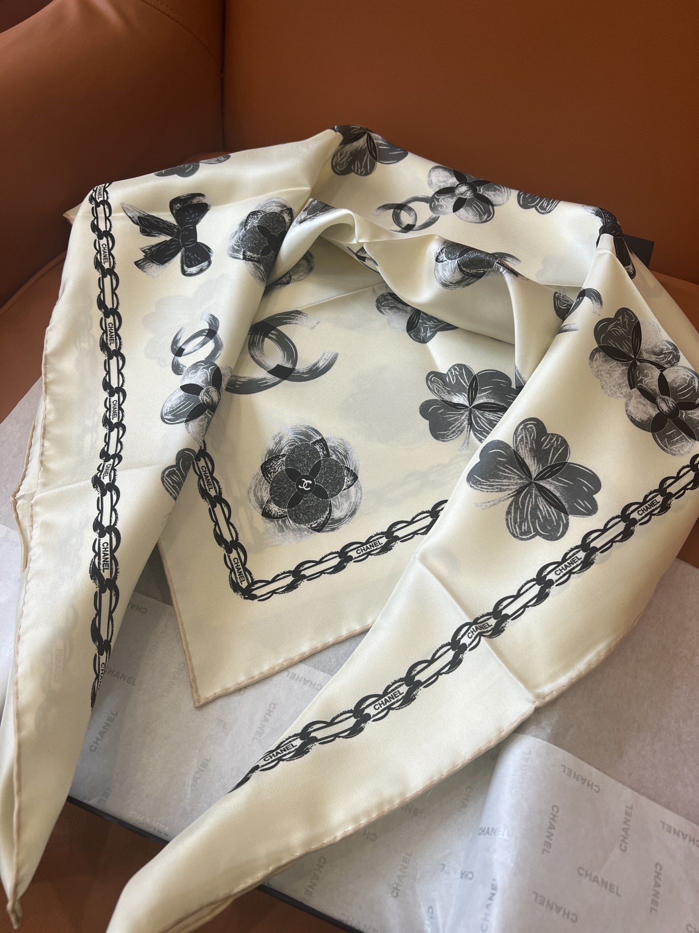 (不含包装)
𝑪𝒉𝒂𝒏𝒆𝒍 • 25ꫛꫀꪝ《山茶花胸针方巾》米色
Size：90x90cm 100%真丝