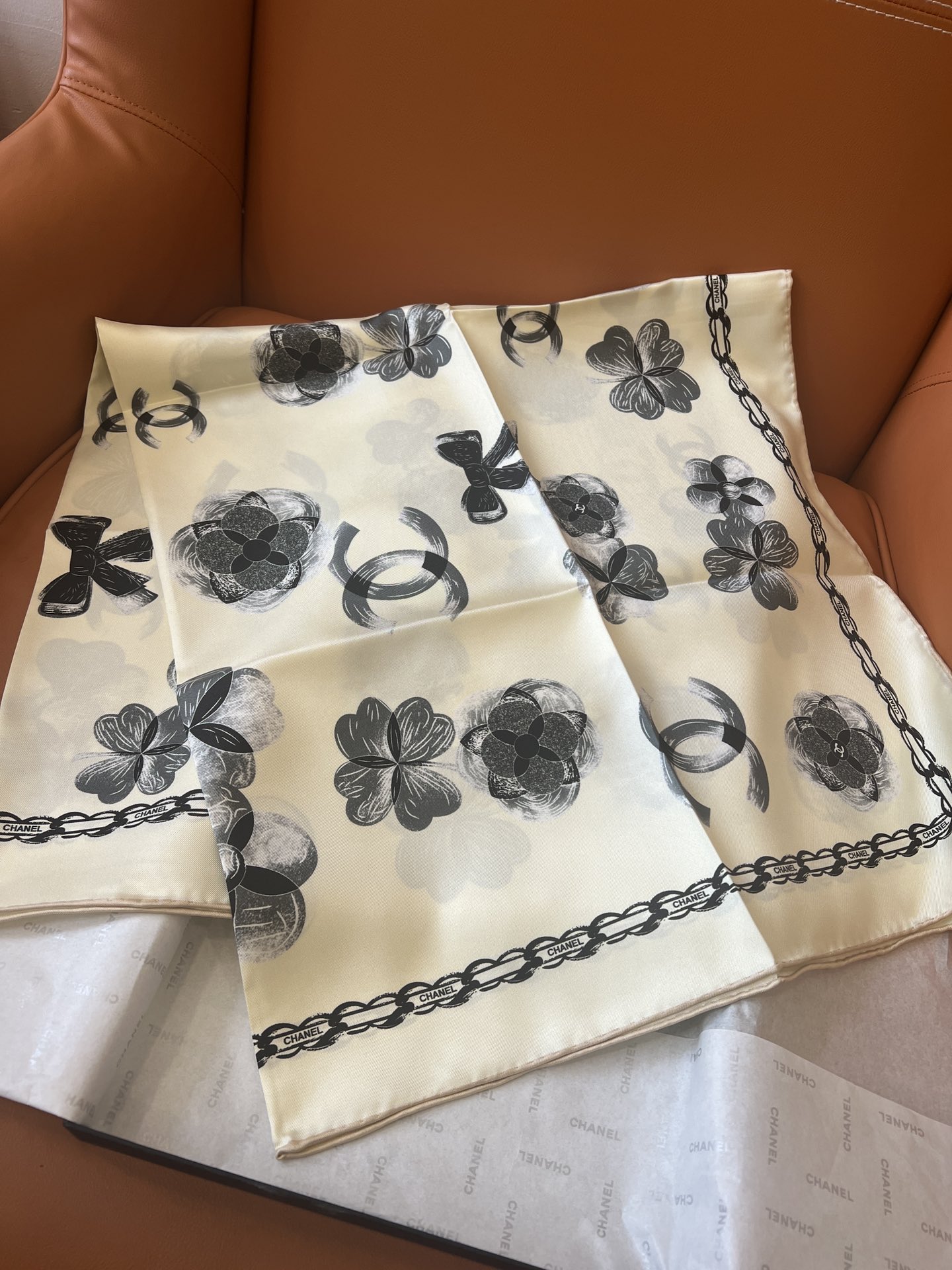 (不含包装)
𝑪𝒉𝒂𝒏𝒆𝒍 • 25ꫛꫀꪝ《山茶花胸针方巾》米色
Size：90x90cm 100%真丝