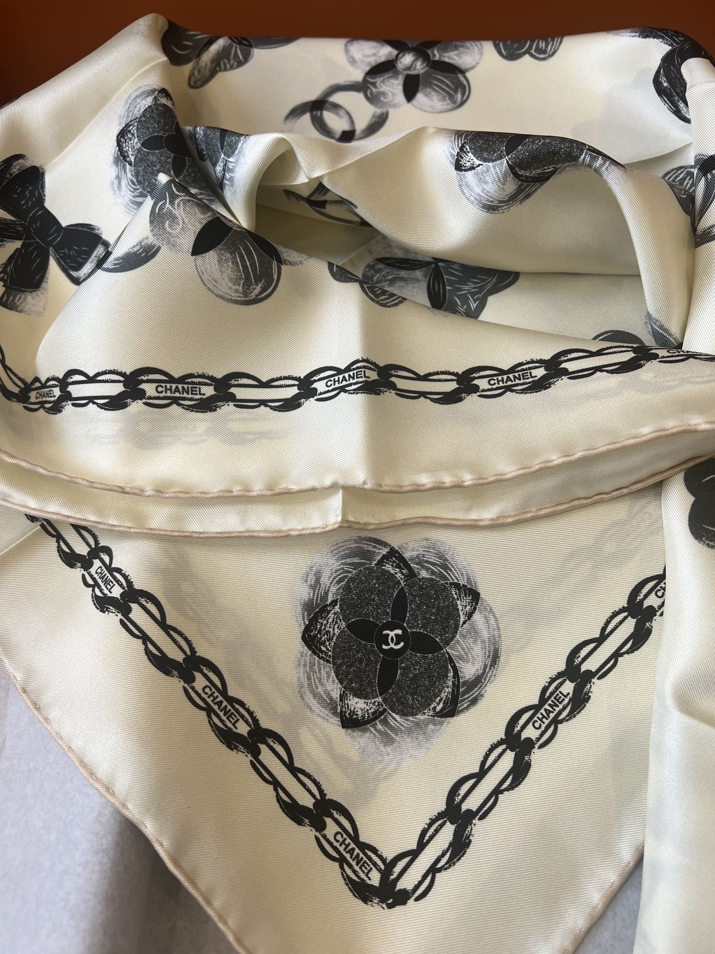 (不含包装)
𝑪𝒉𝒂𝒏𝒆𝒍 • 25ꫛꫀꪝ《山茶花胸针方巾》米色
Size：90x90cm 100%真丝