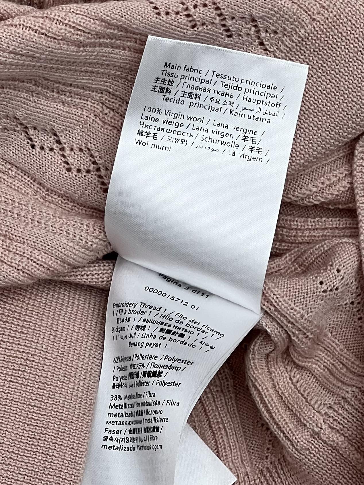 𝗩𝗔𝗟𝗘𝗡𝗧𝗜𝗡* 刺绣羊毛针织衫
选用亲肤舒适的羊毛材质面料
领口处饰以重工刺绣和水晶钻元素
单穿内搭