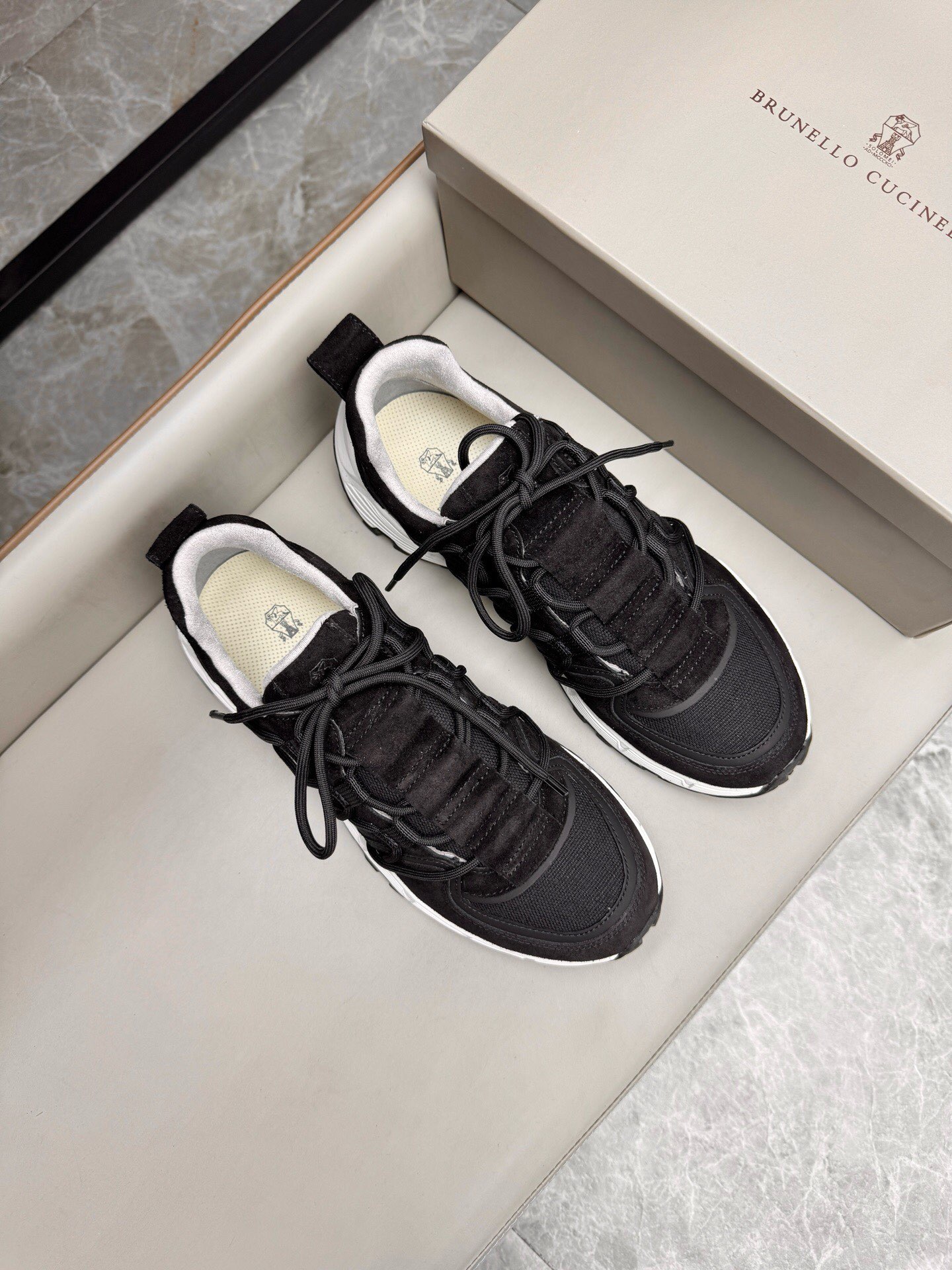 NO:222155,Brand Brunello Cucinelli Color Original Color Code Number 39-44 Standard Code Price Material BC New Style Casual Shoes!  Original single quality This brand is the world's top luxury brand from Italy. The fabric is made of semi-polished full-grain calfskin   suede imported from Italy. The inner layer is a white benzene dyed calfskin inner lining. The brand's special logo movable foot pad is matched with an ultra-light, high elastic and environmentally friendly white IP sole. The personalized logo on the outsole and the unique fine-line groove design, which instantly bursts in luxury!  ,BC casual shoes, brunello cucinelli,cowhide,chamois leather19860909品牌Brunello Cucinelli 颜色原版配色 码数39-44标准码 价格 材质BC新款 休闲鞋！原单品质此品牌是来自意大利的世界顶级奢侈品牌 面料采用意大利进口半抛光全粒面小牛皮 麂皮,内里是本白色苯染专用小牛皮内里,品牌专用logo活动脚垫,搭配超轻、高弹、环保的本白色IP鞋底,外底上的个性logo和独特的细纹凹槽设计,奢华度瞬间爆棚！,BC休闲鞋,brunello cucinelli,cowhide,chamois leather,Men's shoes