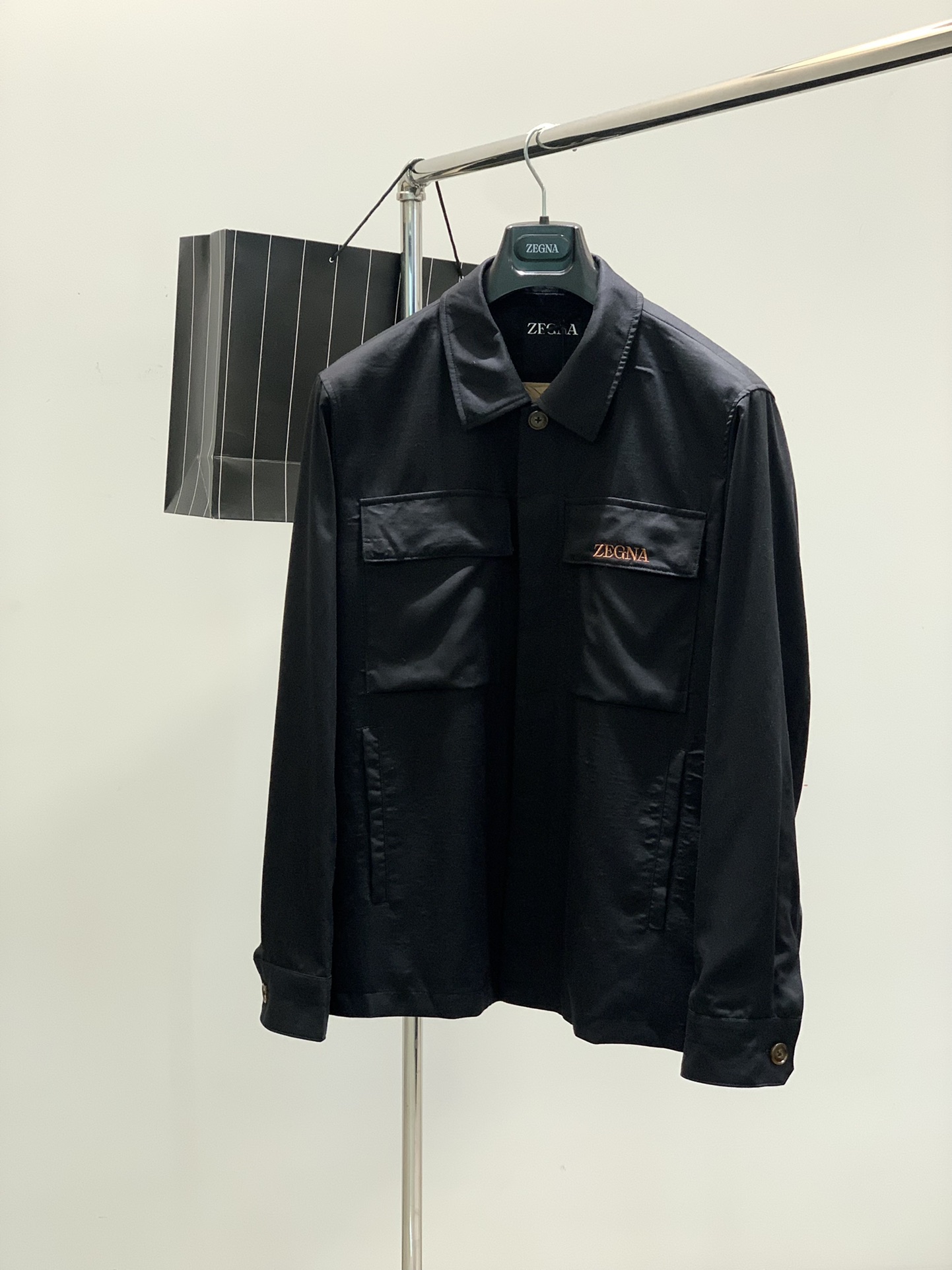 NO:126162,,Jegna Zegna, the latest products for spring 2025, available at the counter at the same time, original singles, fashionable casual jacket lapel jacket, using imported original fabric, comfortable and breathable, top-grade embroidery craft letter pattern decoration logo, original hardware and accessories decoration, the upper body is very handsome!  3 colors recommended, code number M-3XL, popular products recommended!  ,zegna,jackets & coats,jackets & coats,alexander wang19860909,杰尼亚 Zegna,2025春季最新品,专柜同步有售,原单狠货,时尚休闲夹克翻领外套,采用进口原版面料,舒适透气,顶级刺绣工艺字母图案装饰logo,原版五金辅料装饰,上身帅气十足！3色推荐,码数M-3XL,爆款推荐！,,zegna,jackets & coats,jackets & coats,alexander wang,Men's clothing