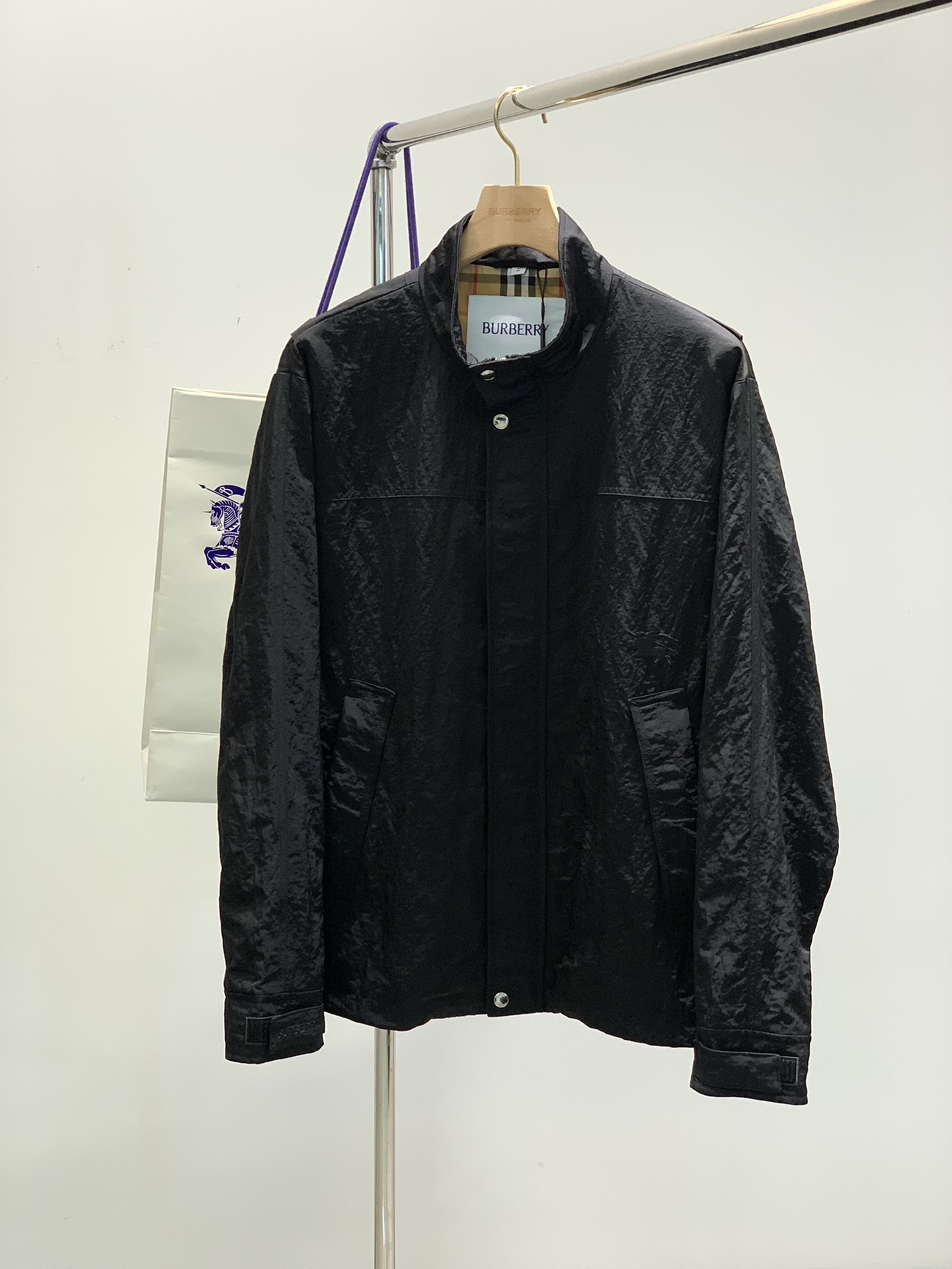 NO:126160,,Burberry Burberry, the latest products in spring 2025, available at the counter at the same time, original singles, fashionable and casual stand collar jacket, imported original fabric, comfortable and breathable upper body, top-grade embroidered letter pattern decorative logo, original hardware and auxiliary decoration, extremely high grade, comfortable and versatile, handsome upper body, 2 colors recommendation, code M-3XL, burberry, burberry, jackets & coats, alexander wang19860909,Burberry 巴宝莉,2025春季最新品,专柜同步有售,原单狠货,时尚休闲立领外套,进口原版面料,上身舒适透气,顶级刺绣字母图案装饰logo,原版五金辅料装饰,档次极高,舒适百搭,上身帅气十足,2色推荐,码数M-3XL,,burberry,burberry,jackets & coats,alexander wang,Men's clothing