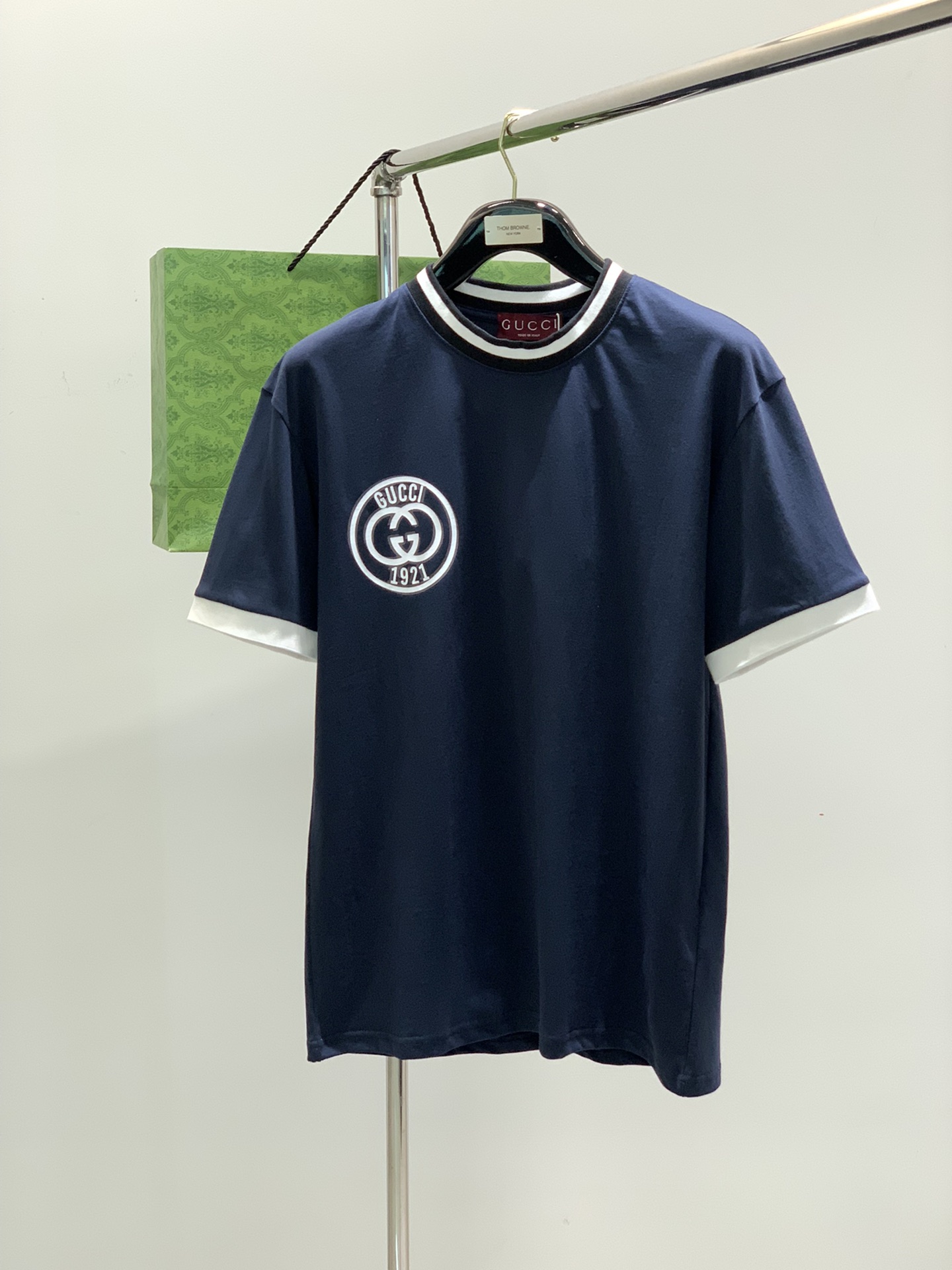 NO:127316,,Gucci, the latest summer model, available at the counter at the same time, original single product, fashionable and casual round neck short-sleeved T-shirt, very distinctive on the upper body!  Eye-catching and highlighted, imported original fabric, top-level printing craft letter pattern decorative logo, simple but not lacking in fashion, classic and atmospheric, comfortable and breathable, handsome and stylish on the upper body, S-XL, gucci, gucci, T-shirt, tees, t-shirt, alexander wang19860909,Gucci 古驰,夏季最新款,专柜同步有售,原单狠货,时尚休闲圆领短袖T恤,上身很有特点！吸睛而有亮点,进口原版面料,顶级印花工艺字母图案装饰Logo,简单而不失时尚,经典大气,舒适透气,上身帅气有型,码数S-XL,,gucci,gucci,T-shirt,tees，t-shirt,alexander wang,Men's clothing