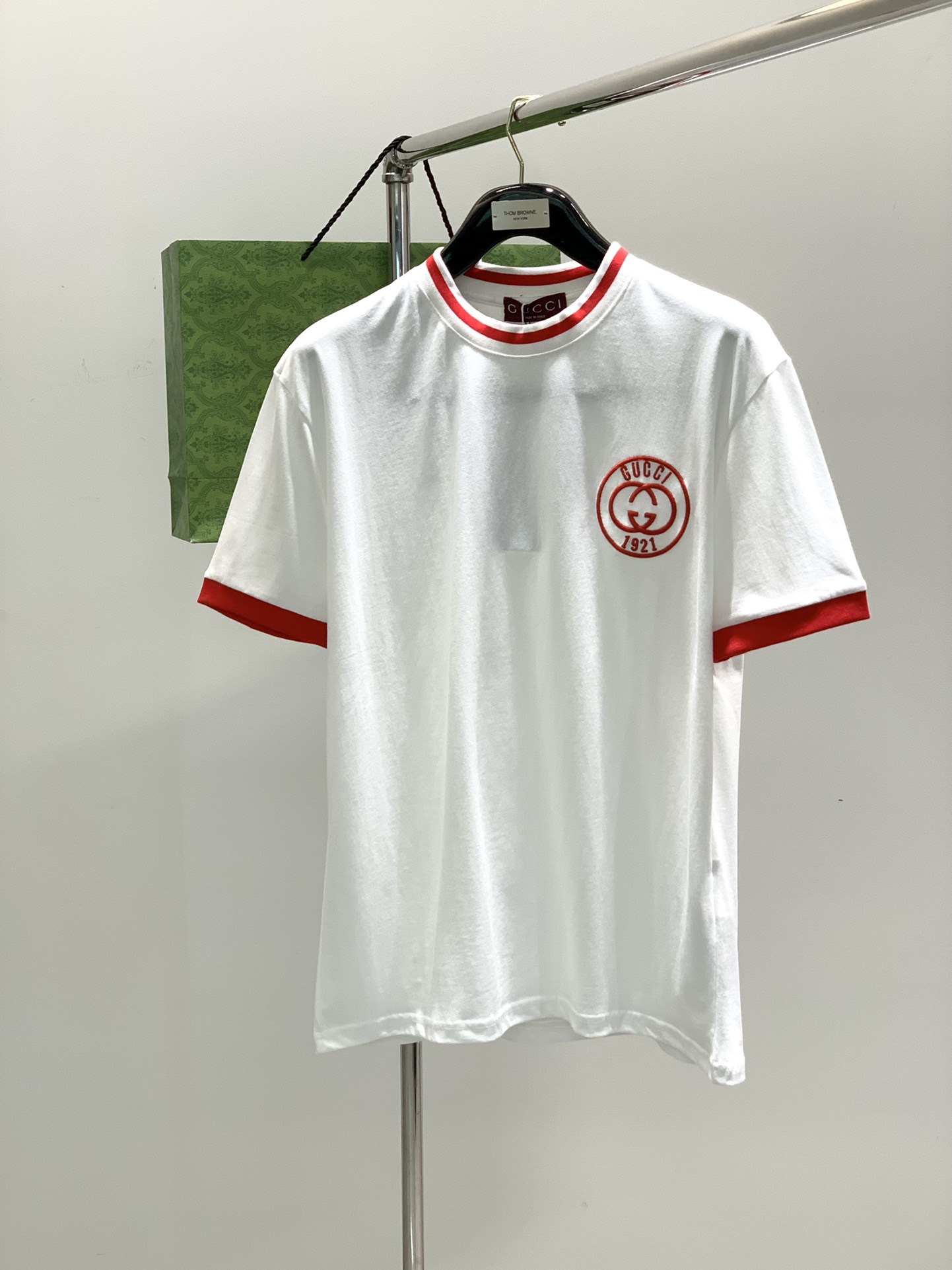 NO:126146,,Gucci, the latest model for summer 2025, available at the counter at the same time, original single product, fashionable and casual round neck short-sleeved T-shirt, very distinctive on the upper body!  Eye-catching and highlighted, imported original fabric, top-grade embroidery craft letter pattern decorative logo, simple but not lacking in fashion, classic and atmospheric, comfortable and breathable, handsome and stylish on the upper body, S-XL, gucci, gucci, T-shirt, tees, t-shirt, alexander wang19860909,Gucci 古驰,2025夏季最新款,专柜同步有售,原单狠货,时尚休闲圆领短袖T恤,上身很有特点！吸睛而有亮点,进口原版面料,顶级刺绣工艺字母图案装饰Logo,简单而不失时尚,经典大气,舒适透气,上身帅气有型,码数S-XL,,gucci,gucci,T-shirt,tees，t-shirt,alexander wang,Men's clothing