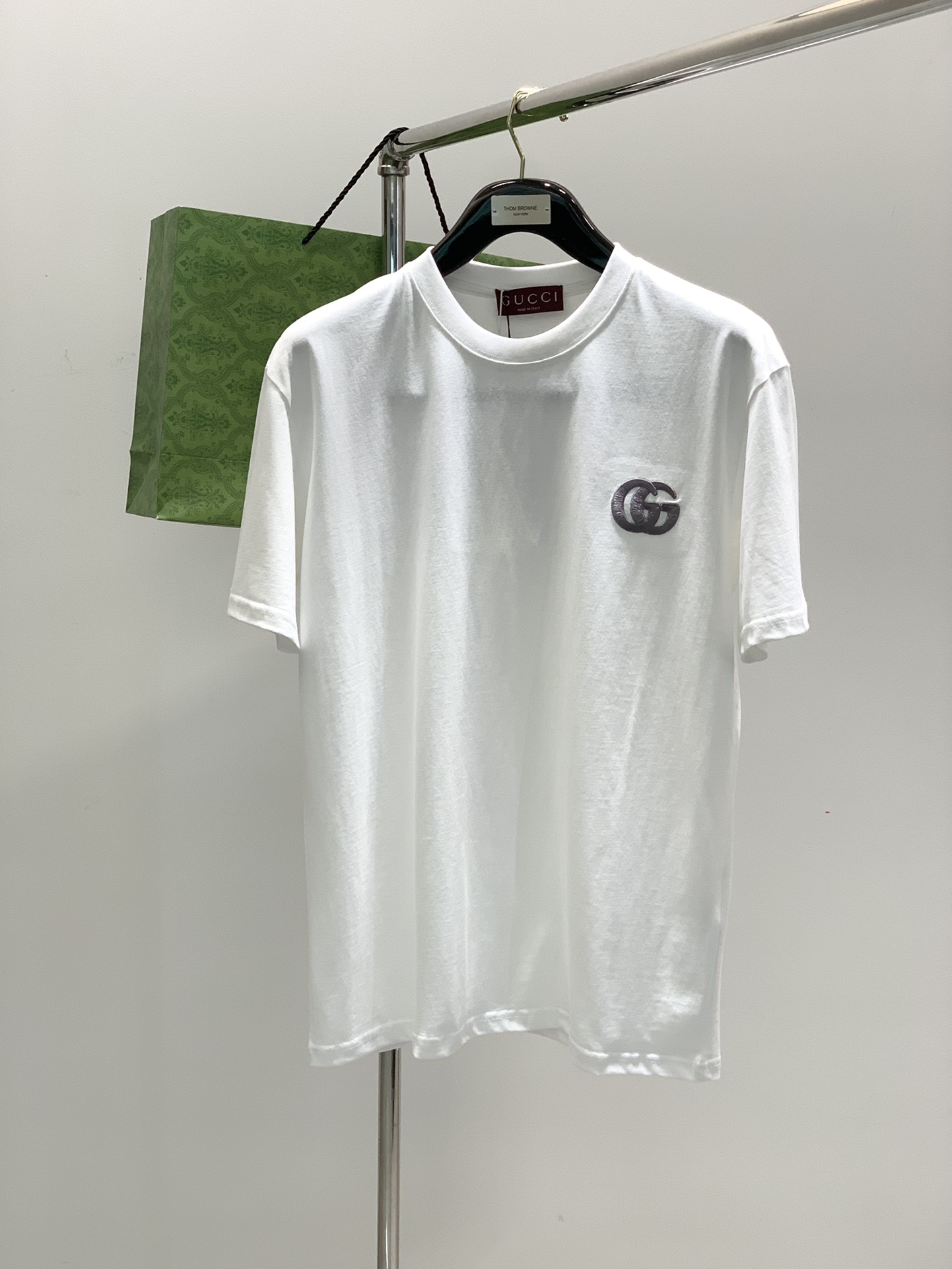 NO:126148,,Gucci, the latest model for summer 2025, available at the counter at the same time, original single product, fashionable and casual round neck short-sleeved T-shirt, very distinctive on the upper body!  Eye-catching and highlighted, imported original fabric, top-grade embroidery craft letter pattern decorative logo, simple but not lacking in fashion, classic and atmospheric, comfortable and breathable, handsome and stylish on the upper body, 2 colors recommended, S-XL, gucci, gucci, T-shirt, tees, t-shirt, alexander wang19860909,Gucci 古驰,2025夏季最新款,专柜同步有售,原单狠货,时尚休闲圆领短袖T恤,上身很有特点！吸睛而有亮点,进口原版面料,顶级刺绣工艺字母图案装饰Logo,简单而不失时尚,经典大气,舒适透气,上身帅气有型,2色推荐,码数S-XL,,gucci,gucci,T-shirt,tees，t-shirt,alexander wang,Men's clothing