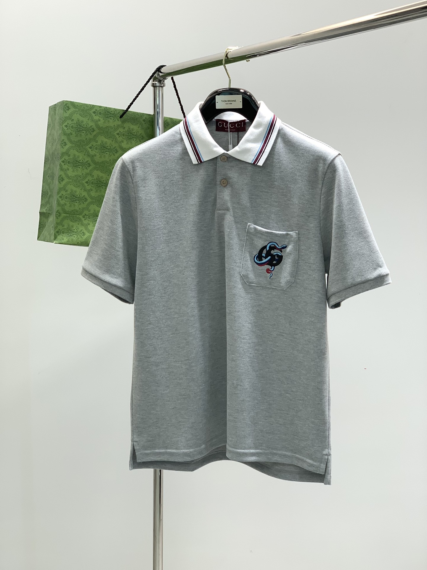 NO:126151,,Gucci, the latest model for summer 2025, available at the counter at the same time, original single product, fashionable and casual lapel short-sleeved T-shirt, very distinctive on the upper body!  Eye-catching and highlighted, imported original fabric, top-grade embroidery craft letter pattern decorative logo, simple but not lacking in fashion, classic and atmospheric, comfortable and breathable, handsome and stylish on the upper body, S-XL, gucci, gucci, T-shirt, tees, t-shirt, alexander wang19860909,Gucci 古驰,2025夏季最新款,专柜同步有售,原单狠货,时尚休闲翻领短袖T恤,上身很有特点！吸睛而有亮点,进口原版面料,顶级刺绣工艺字母图案装饰Logo,简单而不失时尚,经典大气,舒适透气,上身帅气有型,码数S-XL,,gucci,gucci,T-shirt,tees，t-shirt,alexander wang,Men's clothing