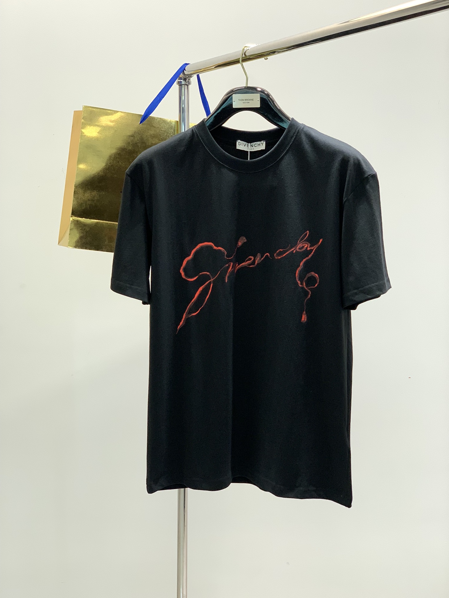 NO:126153,,Givenchy Givenchy, the latest products in spring and summer 2025, available at the counter at the same time, original singles, fashionable and casual round neck short-sleeved T-shirt, imported original fabric, top-grade printing craft letter pattern decoration logo, extremely high grade, comfortable and versatile, handsome and stylish upper body, S-XL, given, given, given, T-shirt, tees, t-shirt, alexander wang19860909,Givenchy 纪梵希,2025春夏最新品,专柜同步有售,原单狠货,时尚休闲圆领短袖T恤,进口原版面料,顶级印花工艺字母图案装饰logo,档次极高,舒适百搭,上身帅气有型,码数S-XL,,givenchy,givenchy,T-shirt,tees，t-shirt,alexander wang,Men's clothing