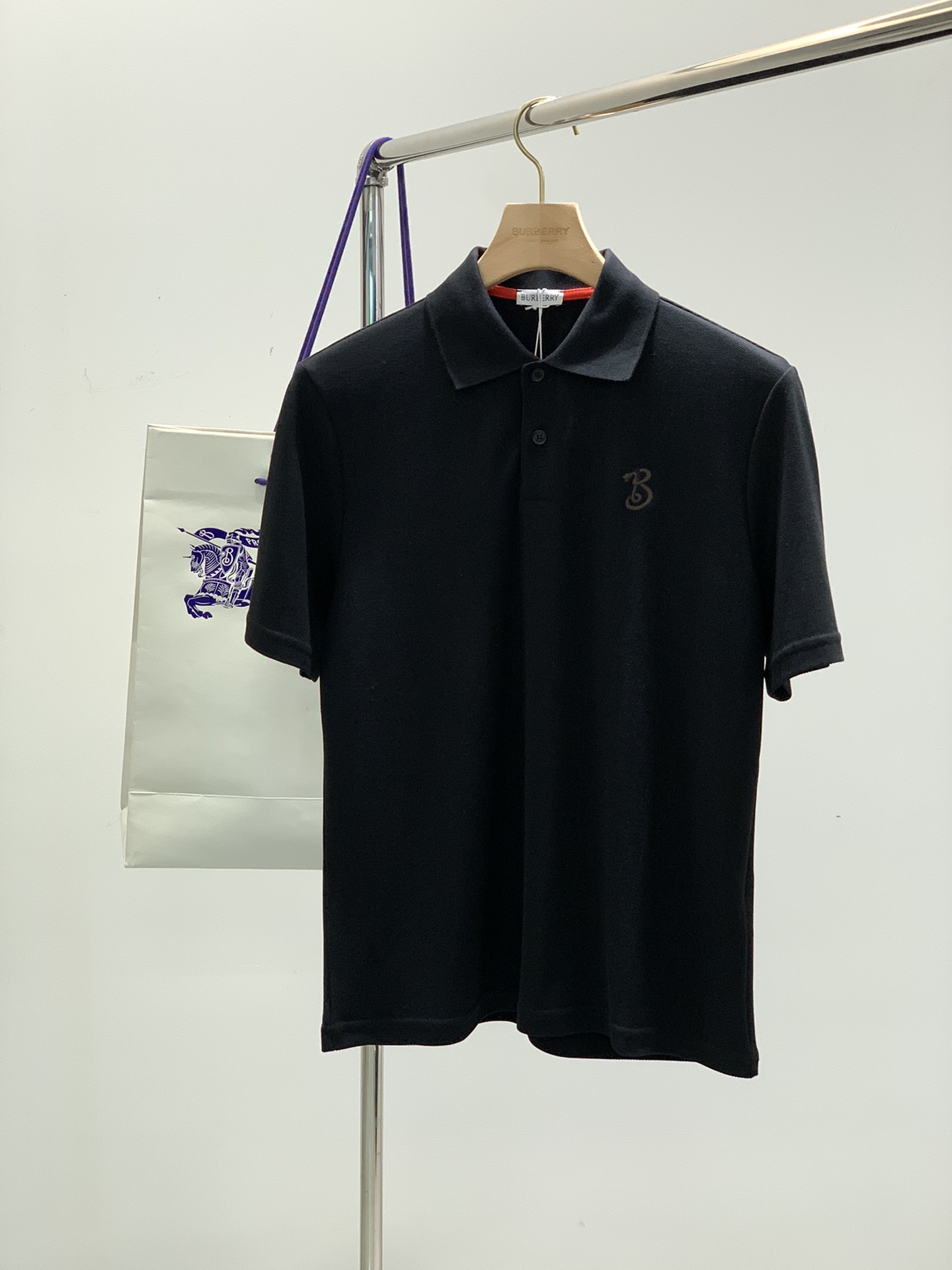 NO:126155,,Burberry Burberry, the latest summer products in 2025, available at the counter at the same time, original singles, fashionable and casual lapel short-sleeved T-shirt, imported original fabric, comfortable and breathable upper body, top-grade embroidered letter pattern decorative logo, extremely high grade, comfortable and versatile, handsome upper body, 2 colors recommendation, S-XL, burberry, burberry, T-shirt, tees, t-shirt, alexander wang19860909,Burberry 巴宝莉,2025夏季最新品,专柜同步有售,原单狠货,时尚休闲翻领短袖T恤,进口原版面料,上身舒适透气,顶级刺绣字母图案装饰logo,档次极高,舒适百搭,上身帅气十足,2色推荐,码数S-XL,,burberry,burberry,T-shirt,tees，t-shirt,alexander wang,Men's clothing