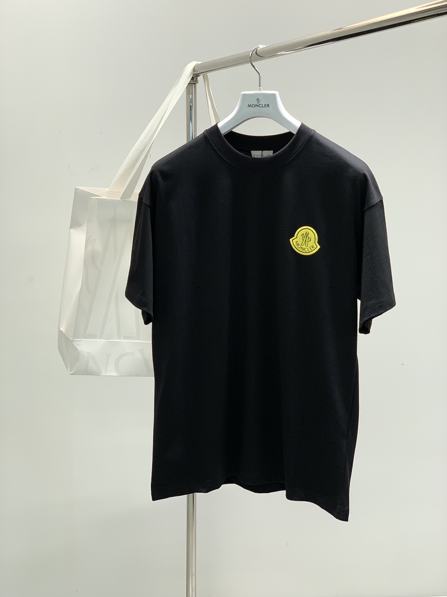 NO:126169,,Moncler hood, the latest 2025 summer product, available at the same time for counters, original single ruthless goods, fashionable and casual round neck short-sleeved T-shirt, comfortable upper body!  Eye-catching and highlighted, using imported original fabric, top-grade printed craft letter pattern logo, simple but not lacking in fashion, fashionable and handsome on the upper body, digit M-3XL, christian louboutin, Moncler, T-shirt, tees, t-shirt, alexander wang19860909,Moncler 蒙口,2025夏季最新品,专柜同步有售,原单狠货,时尚休闲圆领短袖T恤,上身舒适！吸睛而有亮点,采用进口原版面料,顶级印花工艺字母图案logo,简单而不失时尚,上身时尚帅气,码数M-3XL,,christian louboutin,Moncler,T-shirt,tees，t-shirt,alexander wang,Men's clothing