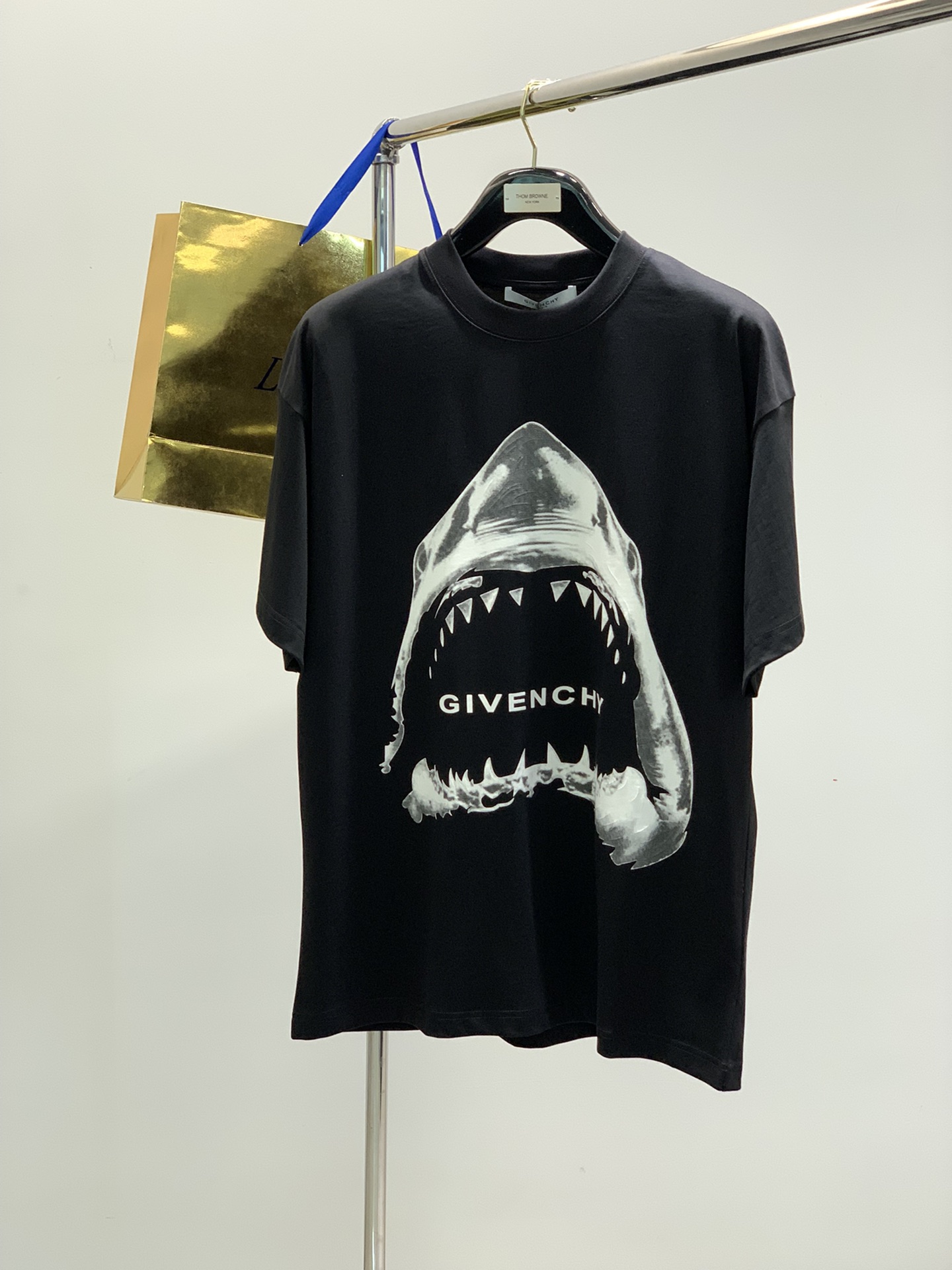 NO:126167,,Givenchy Givenchy, the latest products in spring and summer 2025, available at the counter at the same time, original singles, fashionable and casual round neck short-sleeved T-shirt, imported original fabric, top-grade printing craft letter pattern decoration logo, extremely high grade, comfortable and versatile, handsome and stylish upper body, code M-3XL, given, given, given, T-shirt, tees, t-shirt, alexander wang19860909,Givenchy 纪梵希,2025春夏最新品,专柜同步有售,原单狠货,时尚休闲圆领短袖T恤,进口原版面料,顶级印花工艺字母图案装饰logo,档次极高,舒适百搭,上身帅气有型,码数M-3XL,,givenchy,givenchy,T-shirt,tees，t-shirt,alexander wang,Men's clothing