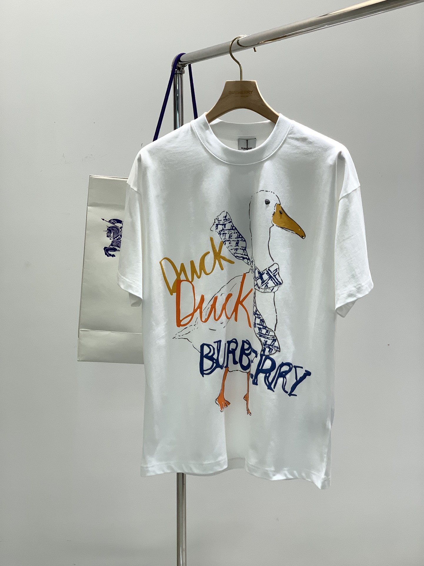 NO:126163,,Burberry Burberry, the latest summer products in 2025, available at the counter at the same time, original singles, fashionable and casual round neck short-sleeved T-shirt, imported original fabric, comfortable and breathable upper body, top printed letter pattern decoration logo, extremely high grade, comfortable and versatile, handsome upper body, M-3XL, burberry, burberry, T-shirt, tees, t-shirt, alexander wang19860909,Burberry 巴宝莉,2025夏季最新品,专柜同步有售,原单狠货,时尚休闲圆领短袖T恤,进口原版面料,上身舒适透气,顶级印花字母图案装饰logo,档次极高,舒适百搭,上身帅气十足,码数M-3XL,,burberry,burberry,T-shirt,tees，t-shirt,alexander wang,Men's clothing