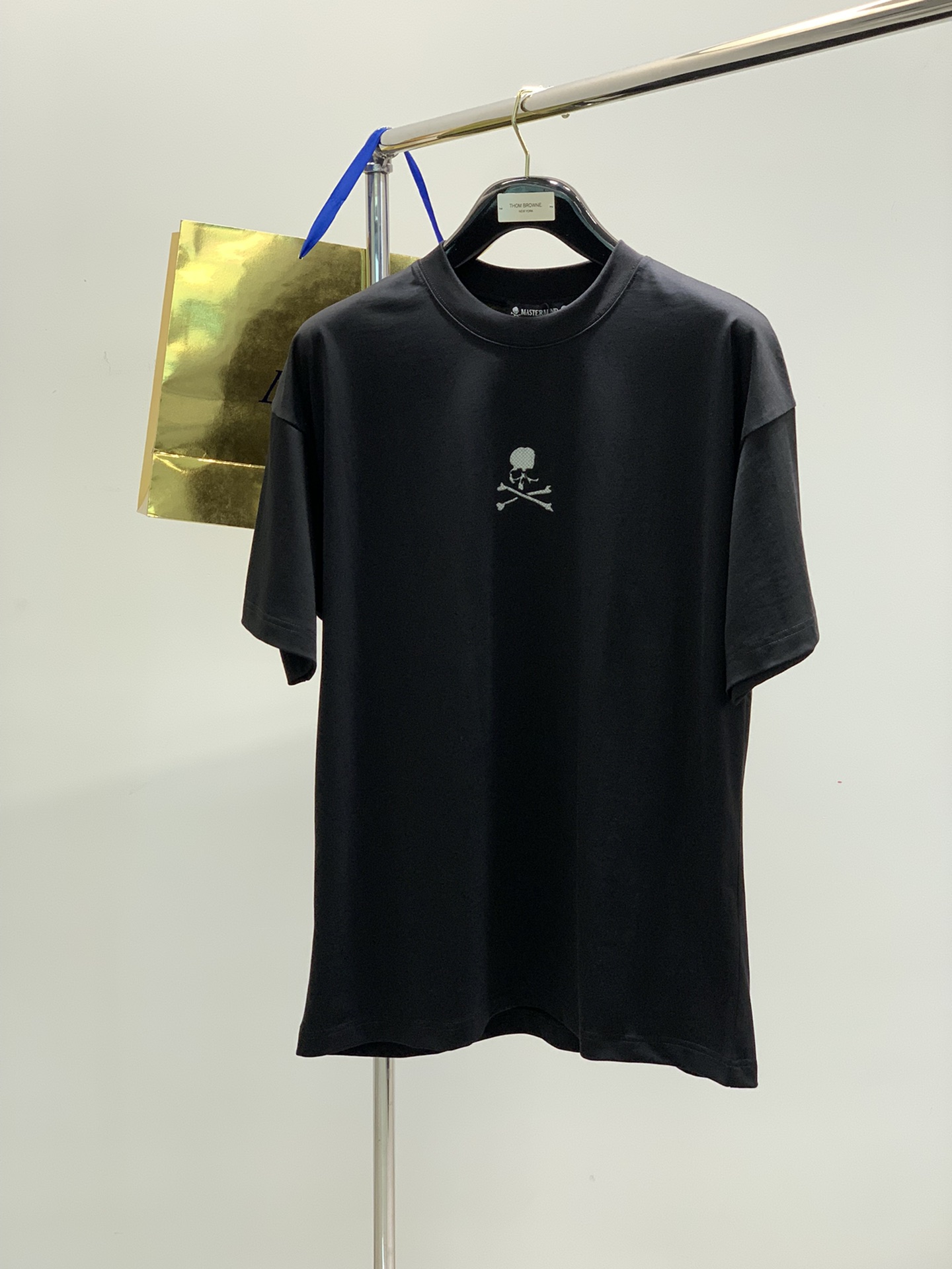 NO:126165,,Mastermind Japan MMJ Japanese dark trendy brand, 2025 summer new product, special counters are available at the same time, original singles, fashionable and casual round neck short-sleeved T-shirt, using imported original fabric, top-grade printed craft letter pattern decoration logo, unique design, extremely high grade, counters are selling, handsome and fashionable upper body, code number M-3XL, T-shirt,tees, t-shirt,alexander wang19860909,Mastermind Japan MMJ 日本暗黑潮牌,2025夏季新品,专柜同步有售,原单狠货,时尚休闲圆领短袖T恤,采用进口原版面料,顶级印花工艺字母图案装饰logo,独特设计,档次极高,专柜卖相,上身帅气时尚,码数M-3XL,,T-shirt,tees，t-shirt,alexander wang,Men's clothing