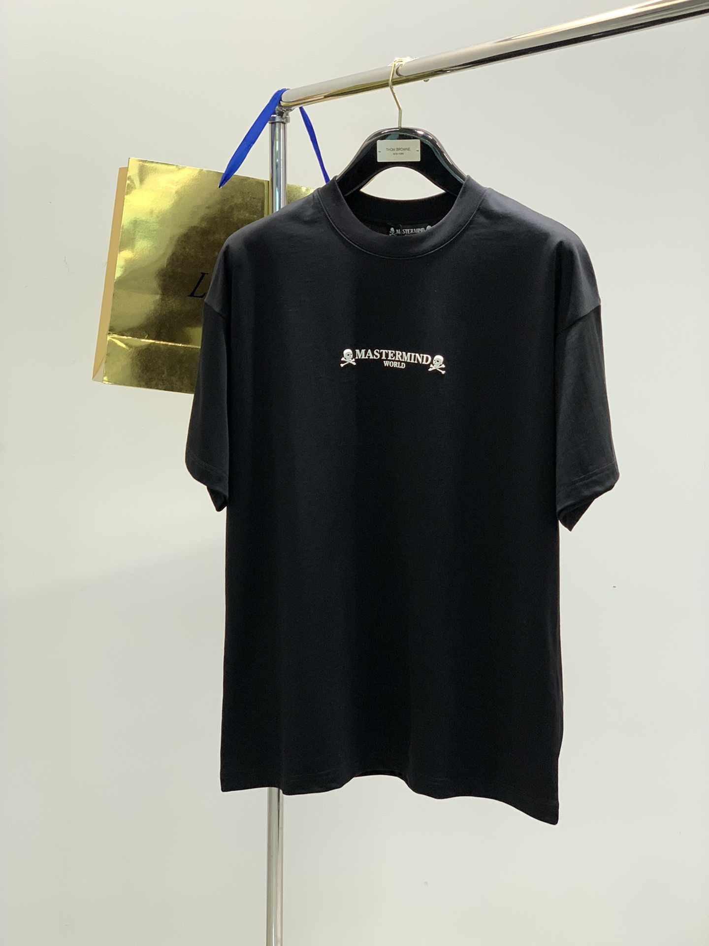 NO:126159,,Mastermind Japan MMJ Japanese dark trendy brand, 2025 summer new product, special counters are available at the same time, original singles, fashionable and casual round neck short-sleeved T-shirt, using imported original fabric, top-grade printed craft letter pattern decoration logo, unique design, extremely high grade, counters are selling, handsome and fashionable upper body, code number M-3XL, T-shirt,tees, t-shirt,alexander wang19860909,Mastermind Japan MMJ 日本暗黑潮牌,2025夏季新品,专柜同步有售,原单狠货,时尚休闲圆领短袖T恤,采用进口原版面料,顶级印花工艺字母图案装饰logo,独特设计,档次极高,专柜卖相,上身帅气时尚,码数M-3XL,,T-shirt,tees，t-shirt,alexander wang,Men's clothing