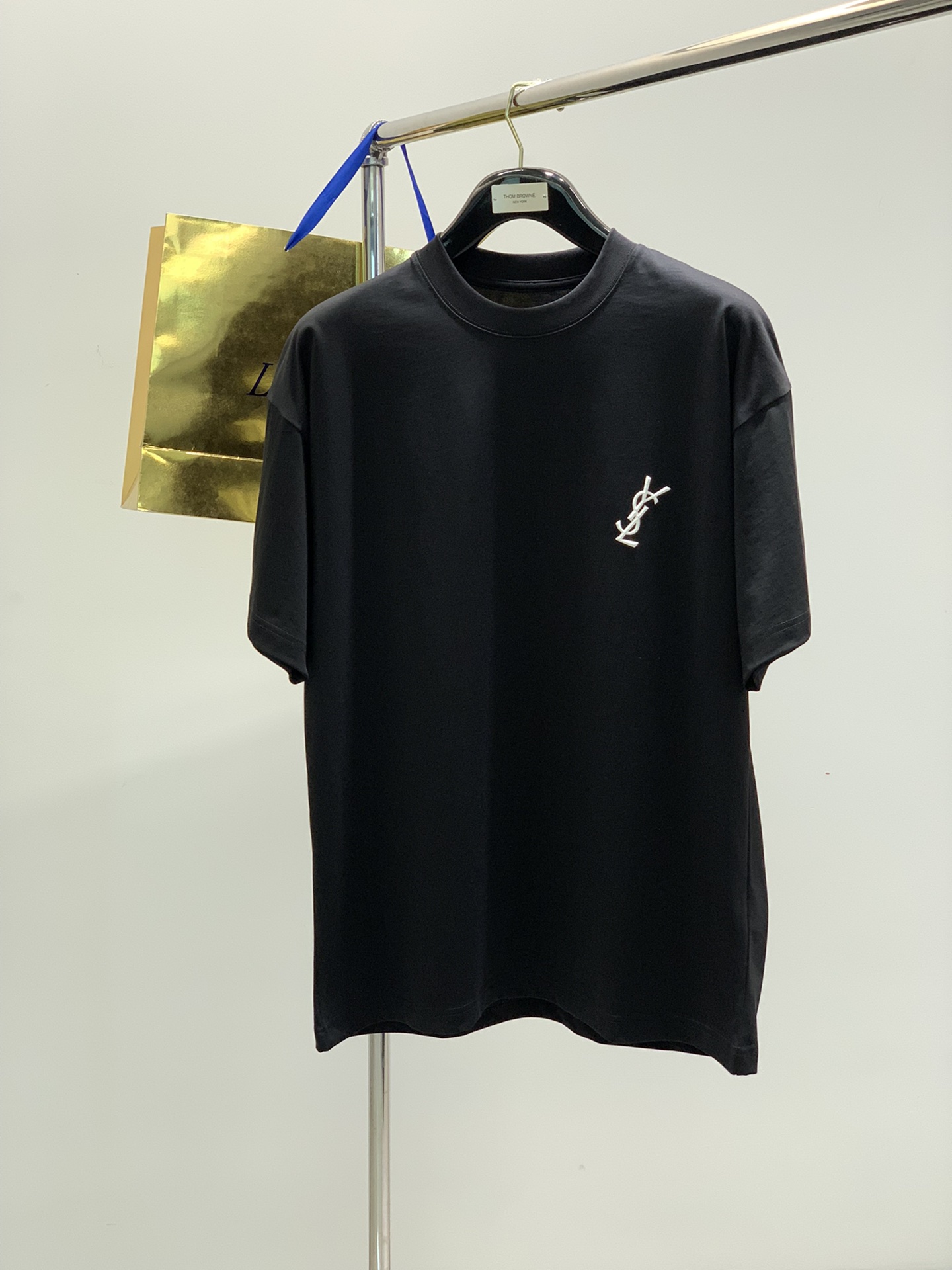 NO:126157,,Saint Laurent, 2025 summer new product, fashionable and casual round neck short-sleeved T-shirt, available at the counter, original single product, imported original fabric, counter selling, soft and delicate feel, not easy to change, fashionable and handsome upper body, extremely high grade, complete three standards, code M-3XL,,saint laurent,saint laurent,T-shirt,tees,t-shirt,alexander wang19860909,Saint Laurent 圣罗兰,2025夏季新品,时尚休闲圆领短袖T恤,专柜同步有售,原单狠货,采用进口原版面料,专柜卖相,手感柔软细腻,不易变型,上身时尚帅气,档次极高,三标齐全,码数M-3XL,,saint laurent,saint laurent,T-shirt,tees，t-shirt,alexander wang,Men's clothing