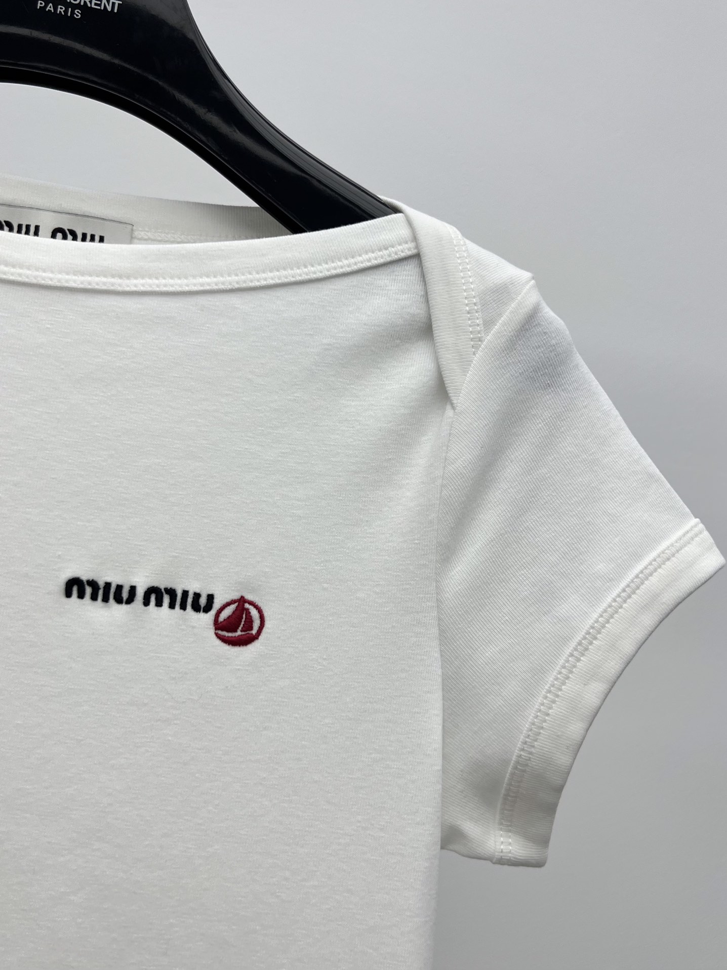 𝗠𝗜𝗨𝗠𝗜*小帆船常规T恤
Petit Bateau X Miu Miu合作款
从简单而纯真的童装设计中