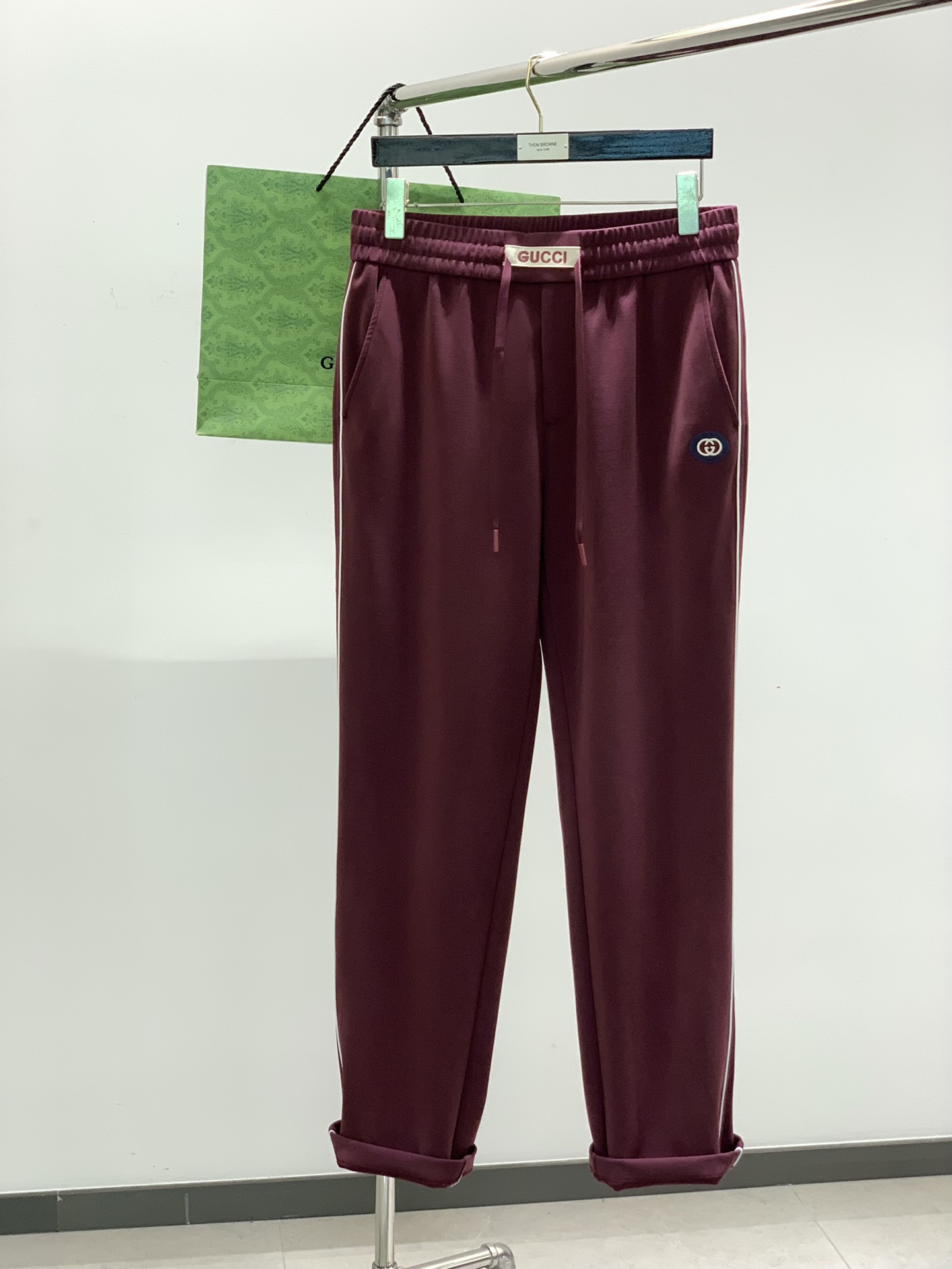 NO:141002,,GUCCI Gucci, the latest spring products, special counters are available at the same time, original singles, fashionable casual pants, imported original fabrics, comfortable and breathable, unique design style, top-grade embroidery craft letter pattern logo, original hardware and auxiliary decoration, extremely high grade, handsome and stylish upper body, 3 colors recommendation, code number M-3XL,,gucci,gucci,alexander wang19860909,GUCCI 古驰,春季最新品,专柜同步有售,原单狠货,时尚休闲裤,进口原版面料,舒适透气,独特设计风格,顶级刺绣工艺字母图案logo,原版五金辅料装饰,档次极高,上身帅气有型,3色推荐,码数M-3XL,,gucci,gucci,alexander wang,Men's clothing