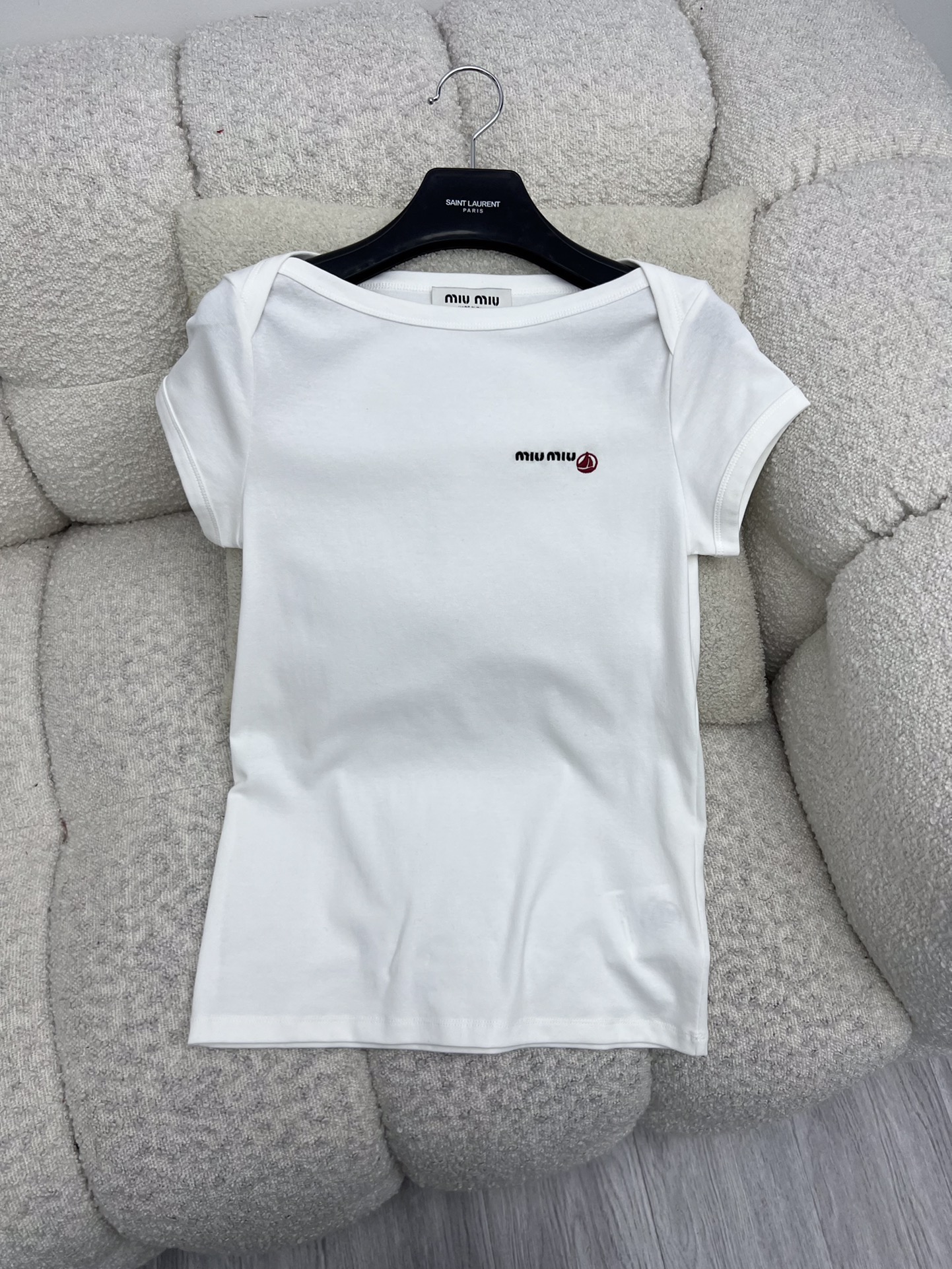 𝗠𝗜𝗨𝗠𝗜*小帆船常规T恤
Petit Bateau X Miu Miu合作款
从简单而纯真的童装设计中