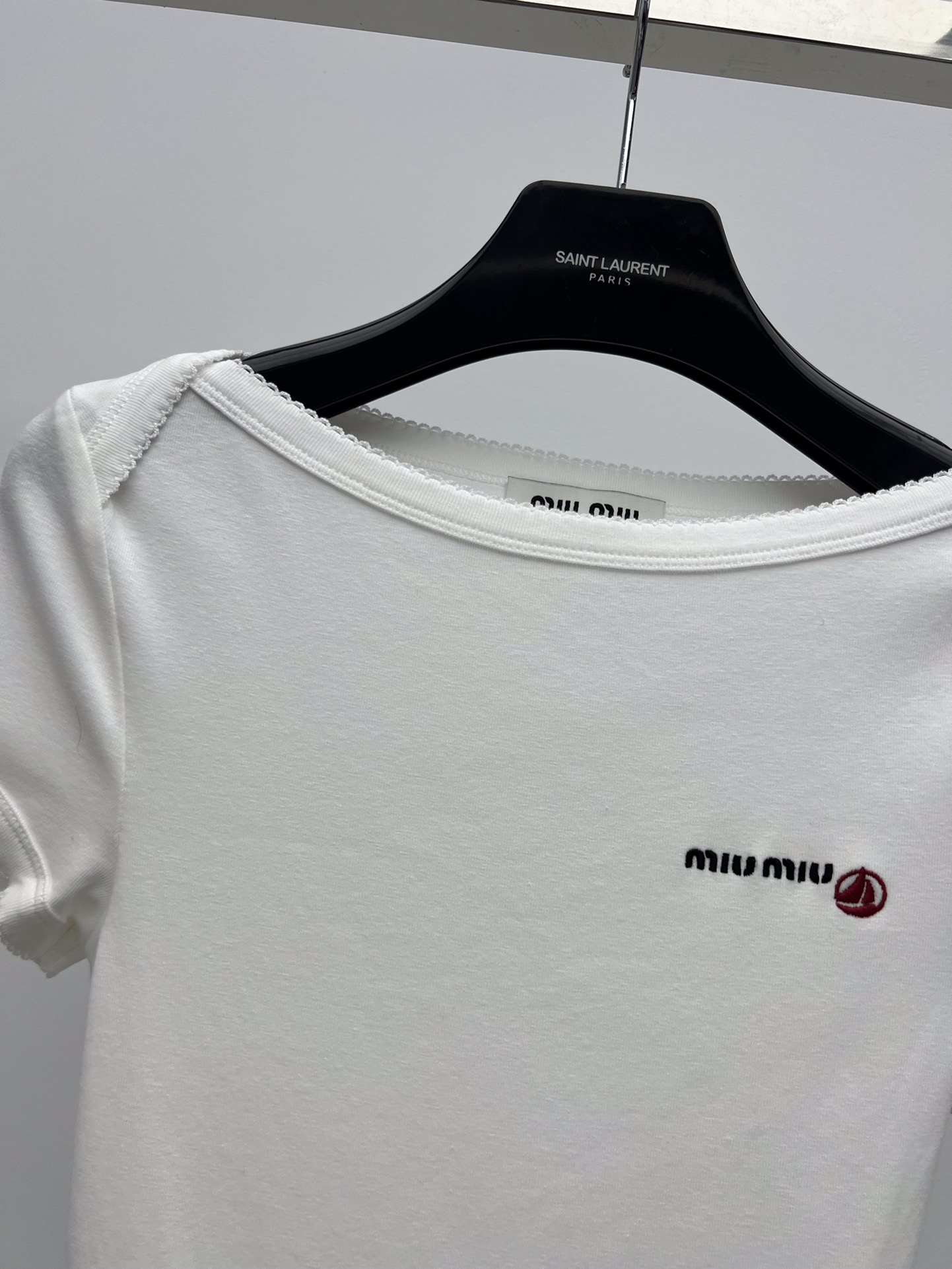 𝗠𝗜𝗨𝗠𝗜*小帆船修身T恤
Petit Bateau X Miu Miu合作款
从简单而纯真的童装设计中