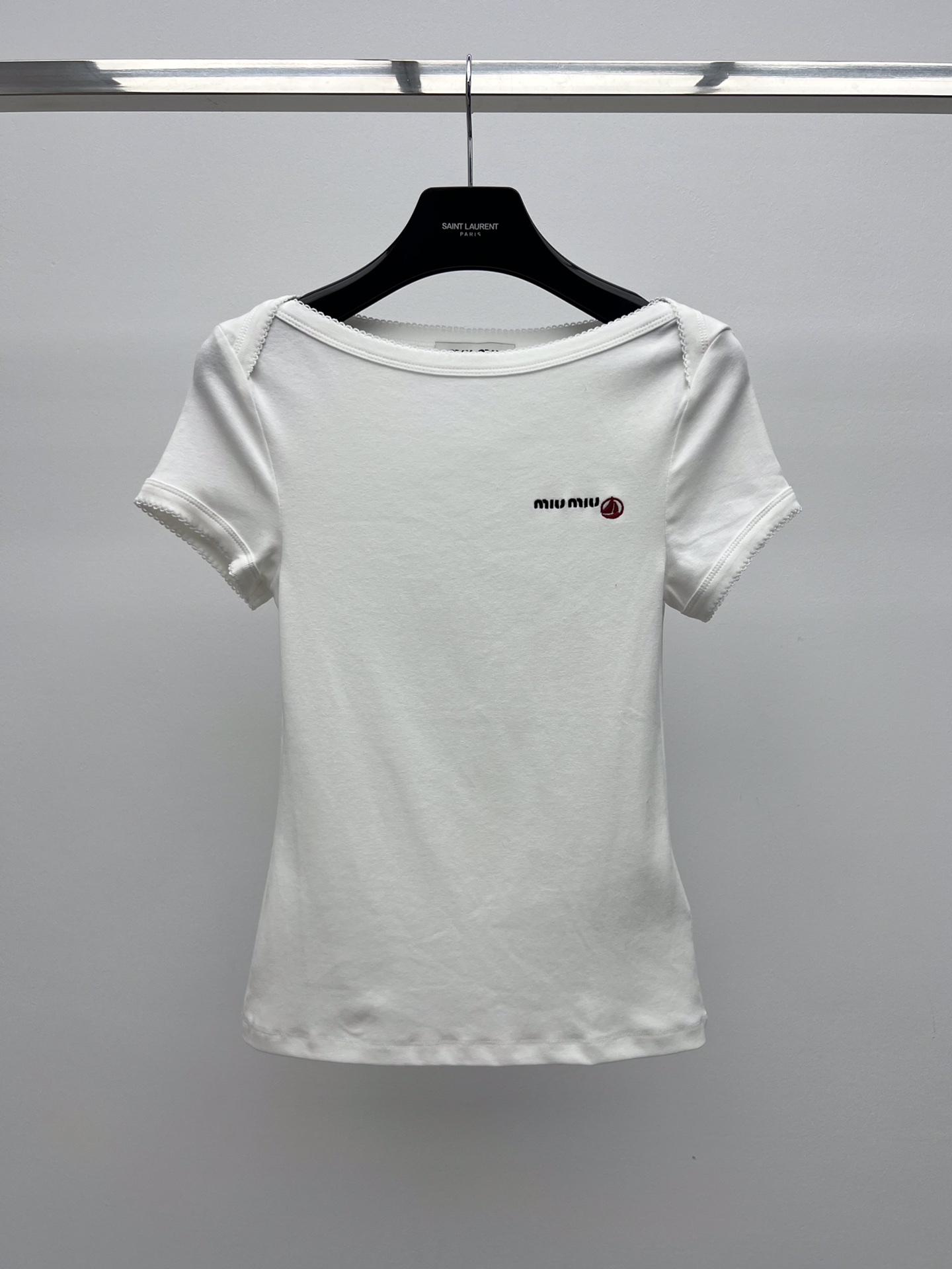 𝗠𝗜𝗨𝗠𝗜*小帆船修身T恤
Petit Bateau X Miu Miu合作款
从简单而纯真的童装设计中