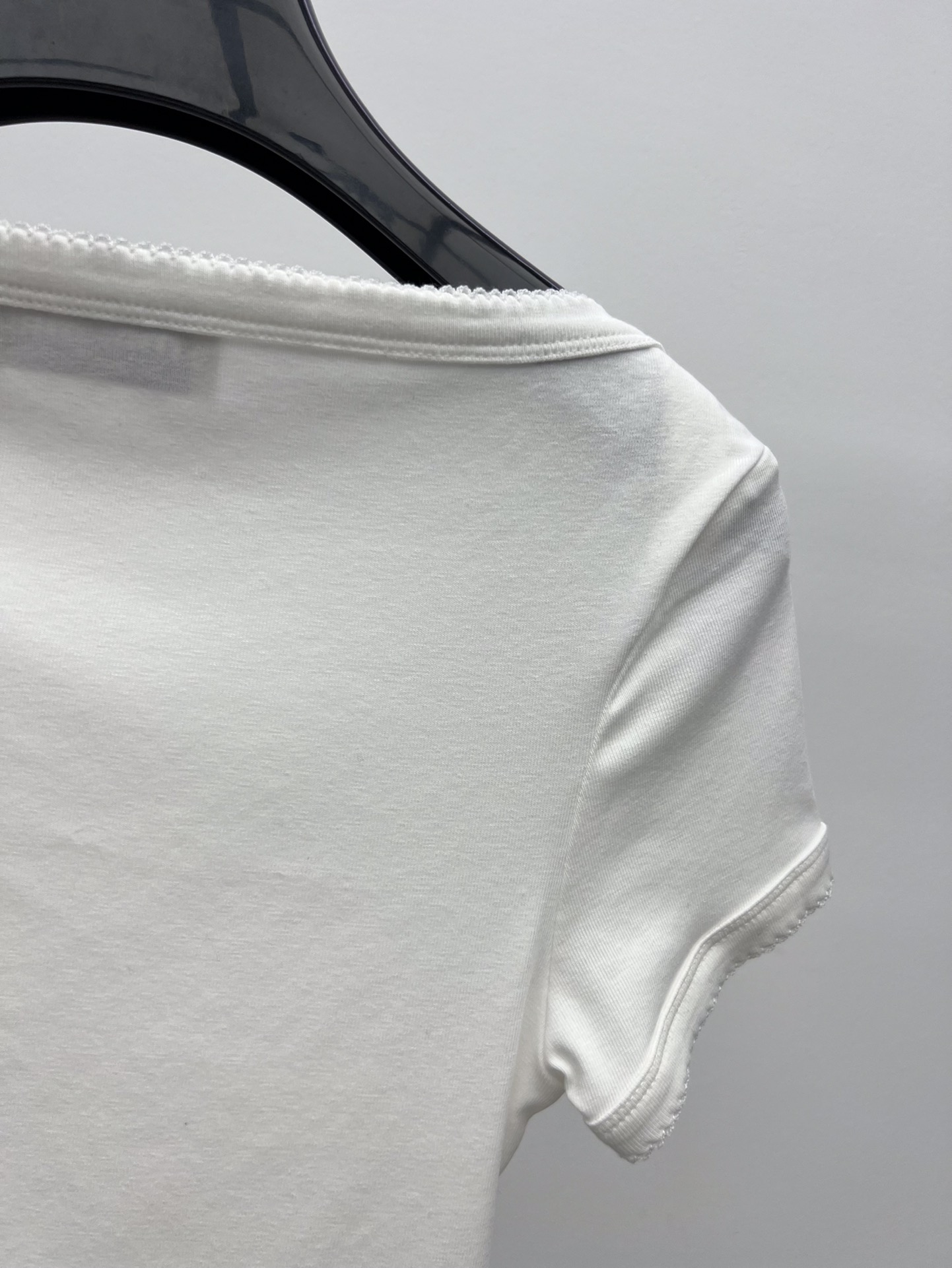 𝗠𝗜𝗨𝗠𝗜*小帆船修身T恤
Petit Bateau X Miu Miu合作款
从简单而纯真的童装设计中