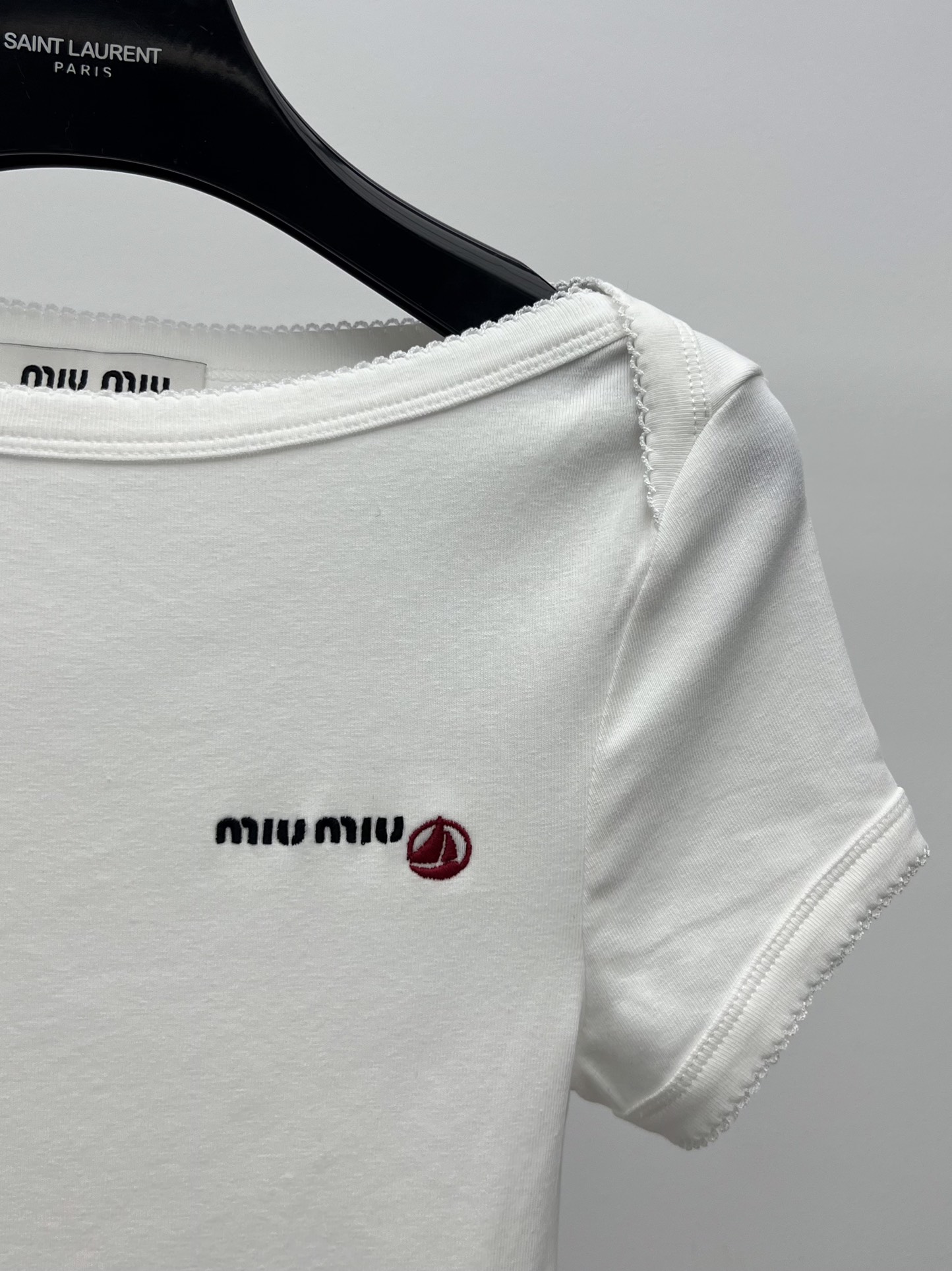𝗠𝗜𝗨𝗠𝗜*小帆船修身T恤
Petit Bateau X Miu Miu合作款
从简单而纯真的童装设计中