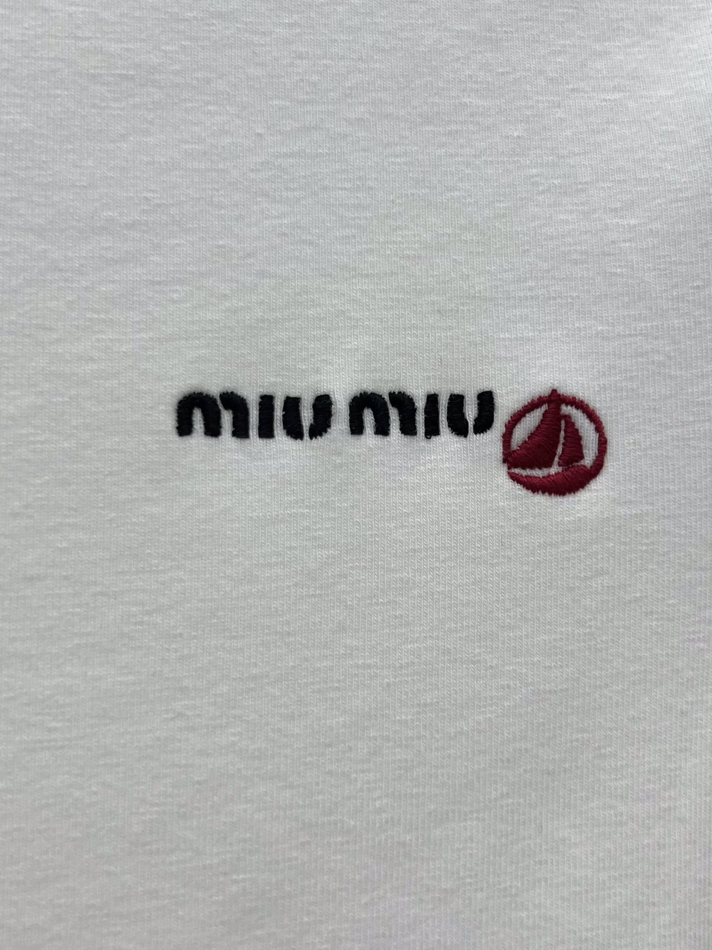 𝗠𝗜𝗨𝗠𝗜*小帆船修身T恤
Petit Bateau X Miu Miu合作款
从简单而纯真的童装设计中