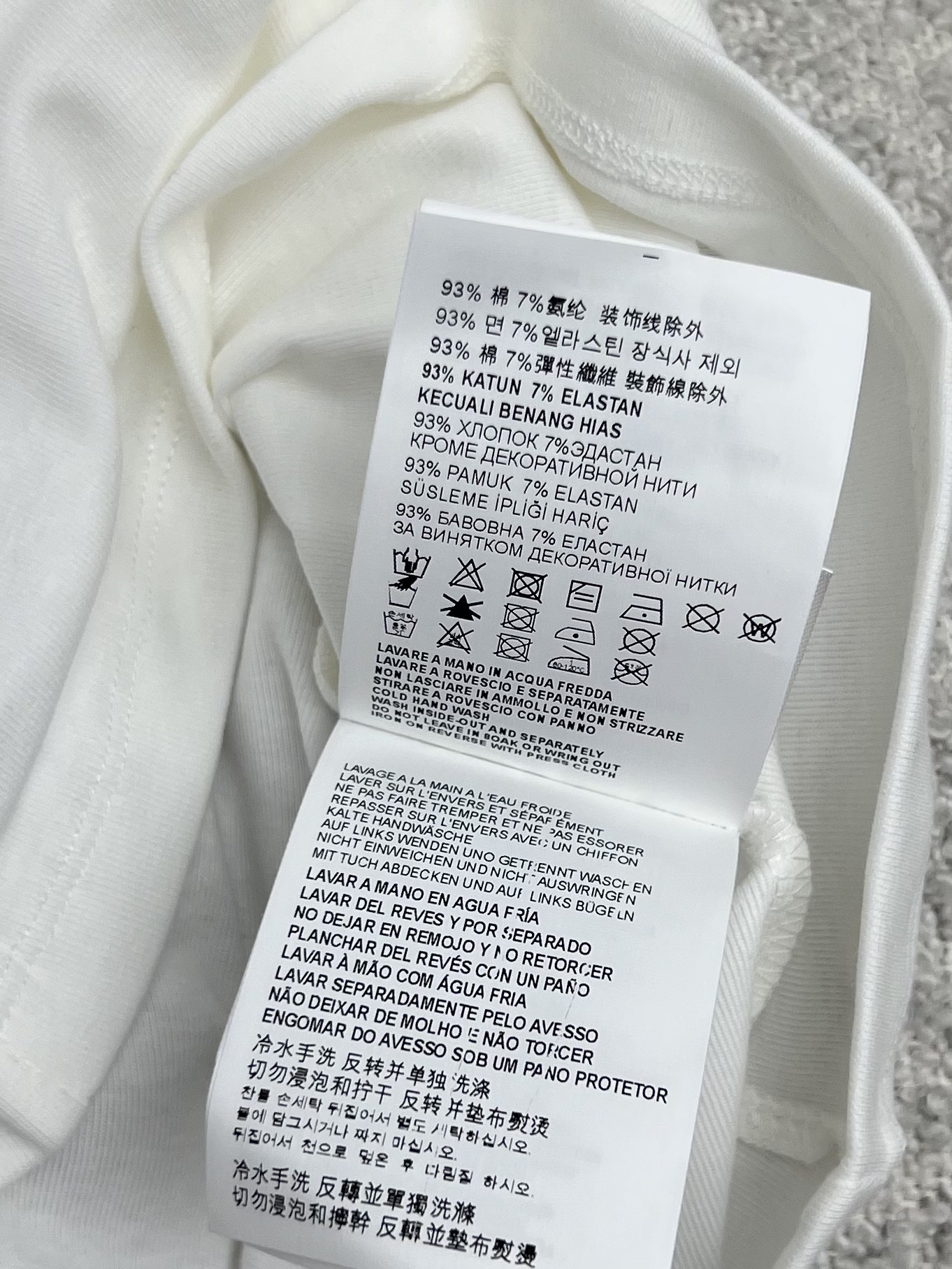 𝗠𝗜𝗨𝗠𝗜*小帆船修身T恤
Petit Bateau X Miu Miu合作款
从简单而纯真的童装设计中